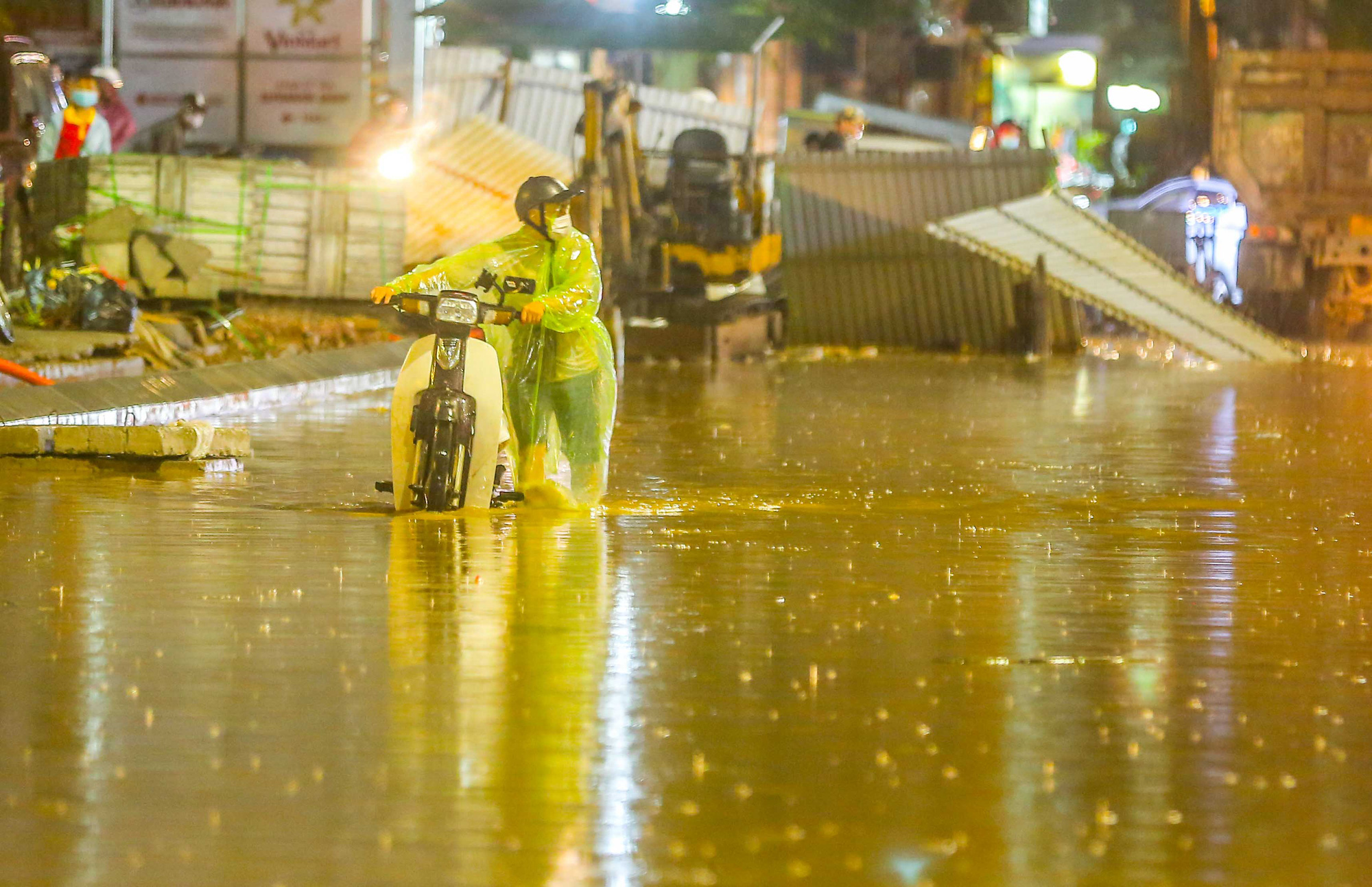 CLIP: Cơn mưa lớn giải nhiệt k&eacute;o d&agrave;i khiến nhiều tuyến đường H&agrave; Nội ngập s&acirc;u trong nước - Ảnh 9.