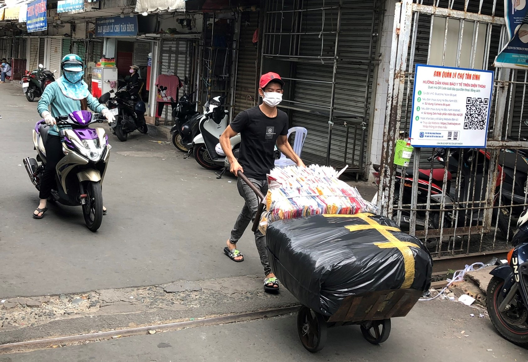 TP HCM: C&aacute;c sạp chợ b&aacute;n gi&agrave;y d&eacute;p, quần &aacute;o... đồng loạt đ&oacute;ng cửa để chống dịch - Ảnh 1.