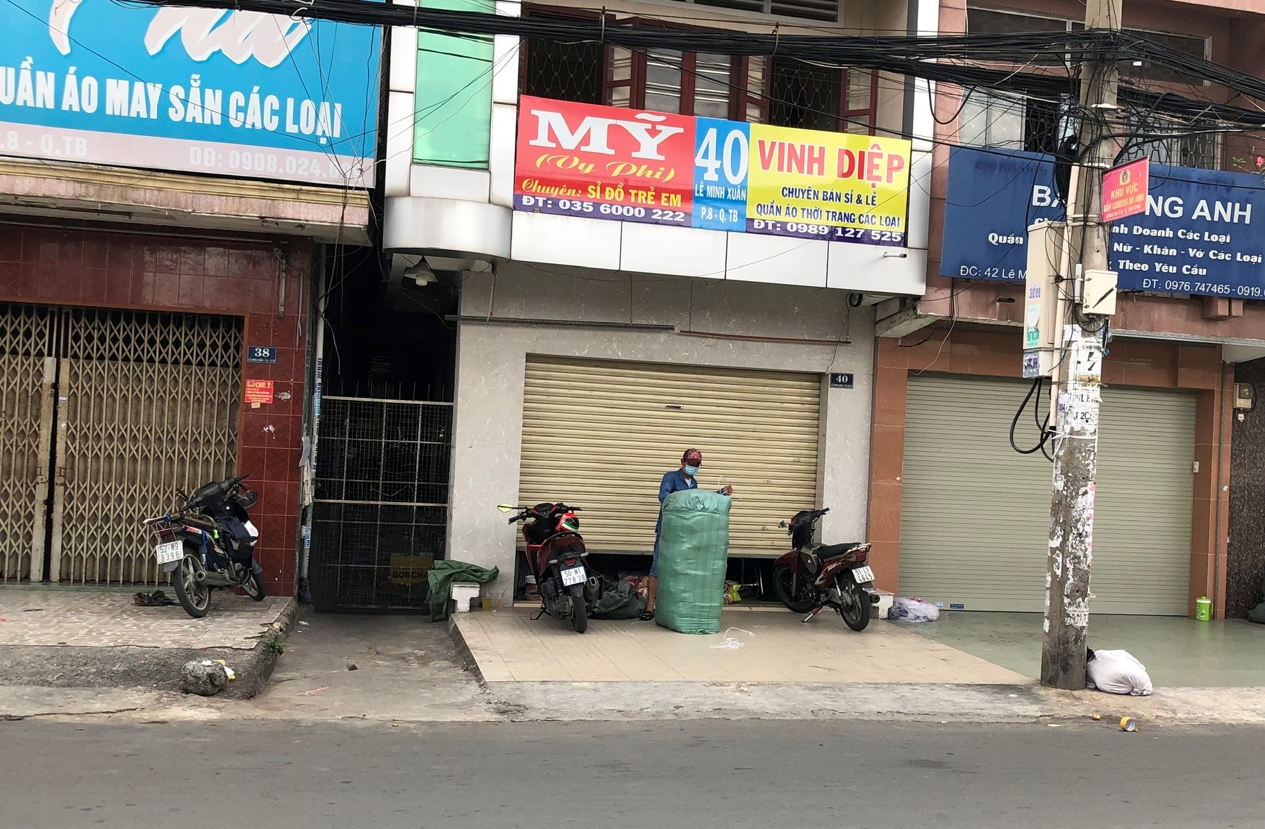 TP HCM: C&aacute;c sạp chợ b&aacute;n gi&agrave;y d&eacute;p, quần &aacute;o... đồng loạt đ&oacute;ng cửa để chống dịch - Ảnh 2.