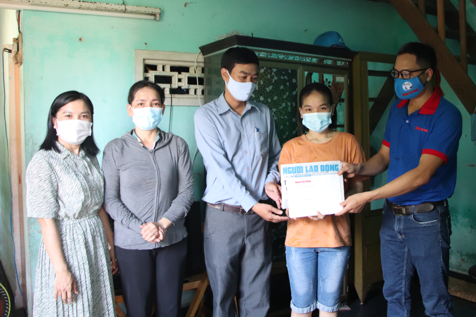Báo Người Lao Động trao 40,88 triệu đồng cho cô học trò nghèo ở Quảng Nam