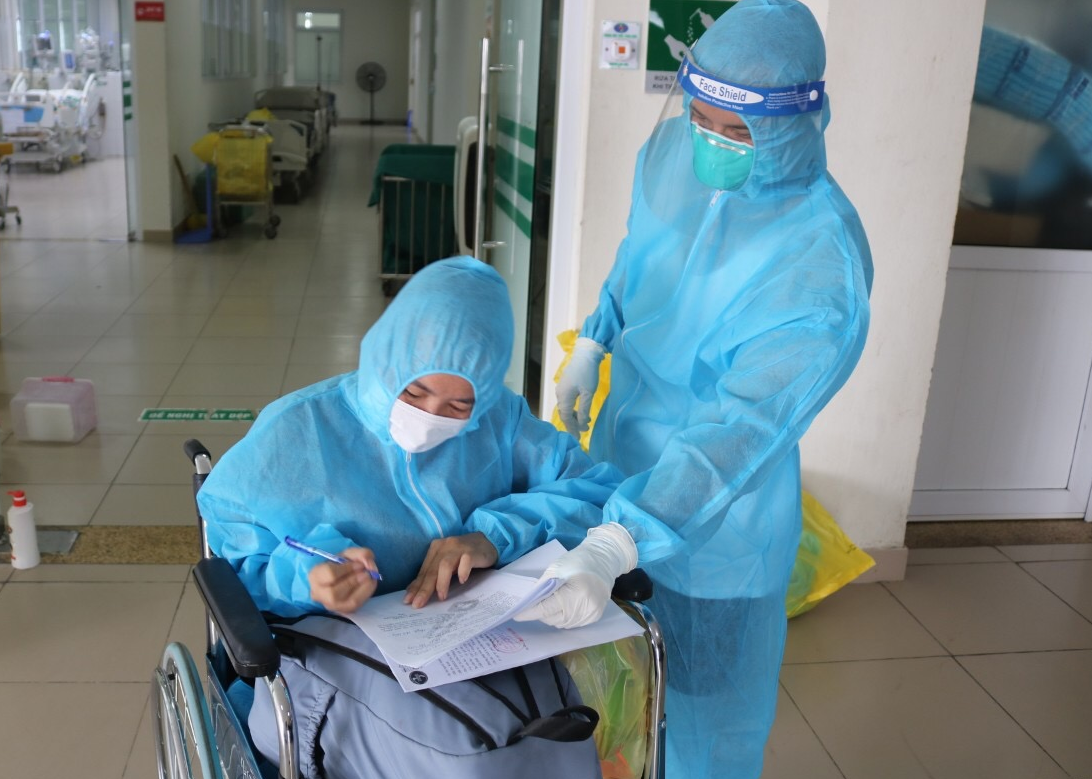 Nữ c&ocirc;ng nh&acirc;n 36 tuổi mắc Covid-19 tho&aacute;t cửa tử sau hơn 1 th&aacute;ng điều trị t&iacute;ch cực - Ảnh 2.