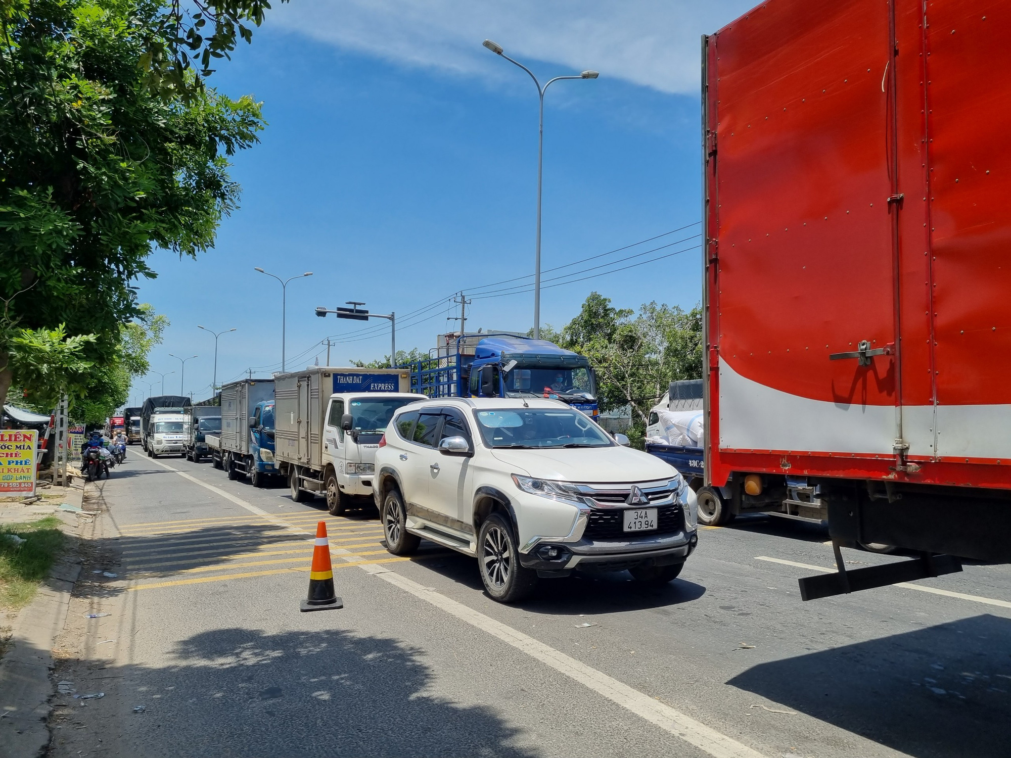 &Ugrave;n tắc ở chốt kiểm so&aacute;t dịch TP Đ&agrave; Nẵng, CSGT  phơi nắng ph&acirc;n luồng - Ảnh 2.