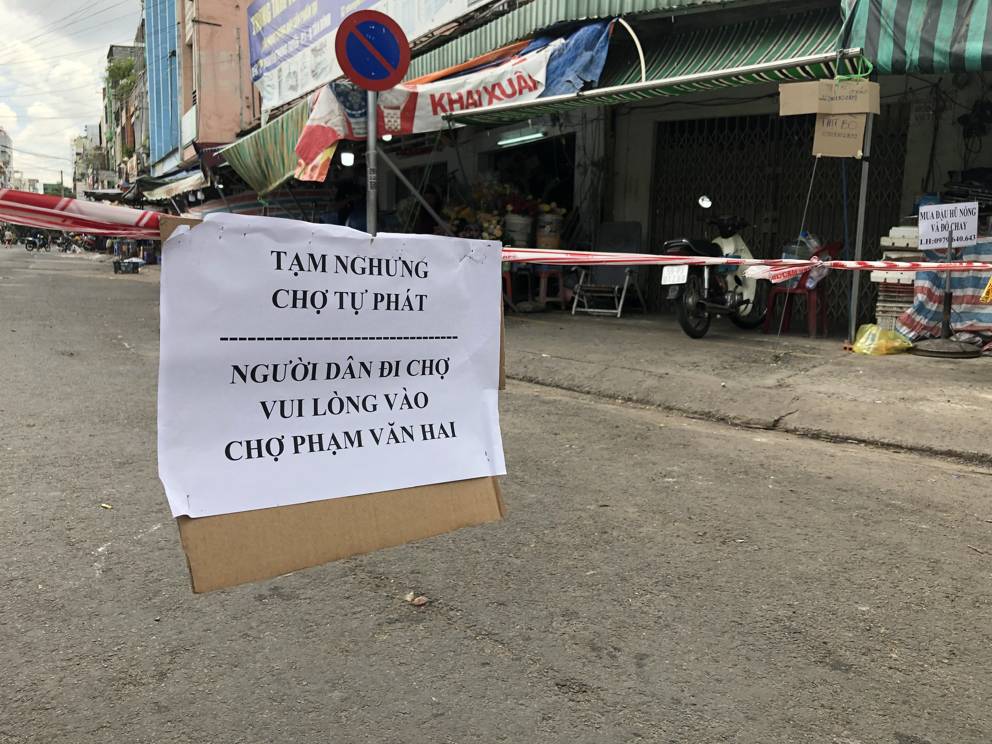 TP HCM: C&aacute;c sạp chợ b&aacute;n gi&agrave;y d&eacute;p, quần &aacute;o... đồng loạt đ&oacute;ng cửa để chống dịch - Ảnh 8.