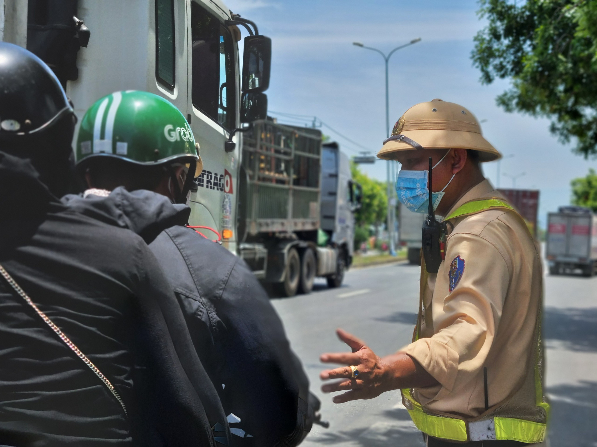 &Ugrave;n tắc ở chốt kiểm so&aacute;t dịch TP Đ&agrave; Nẵng, CSGT  phơi nắng ph&acirc;n luồng - Ảnh 4.