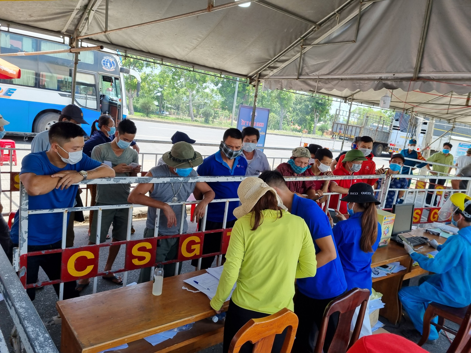 &Ugrave;n tắc ở chốt kiểm so&aacute;t dịch TP Đ&agrave; Nẵng, CSGT  phơi nắng ph&acirc;n luồng - Ảnh 9.