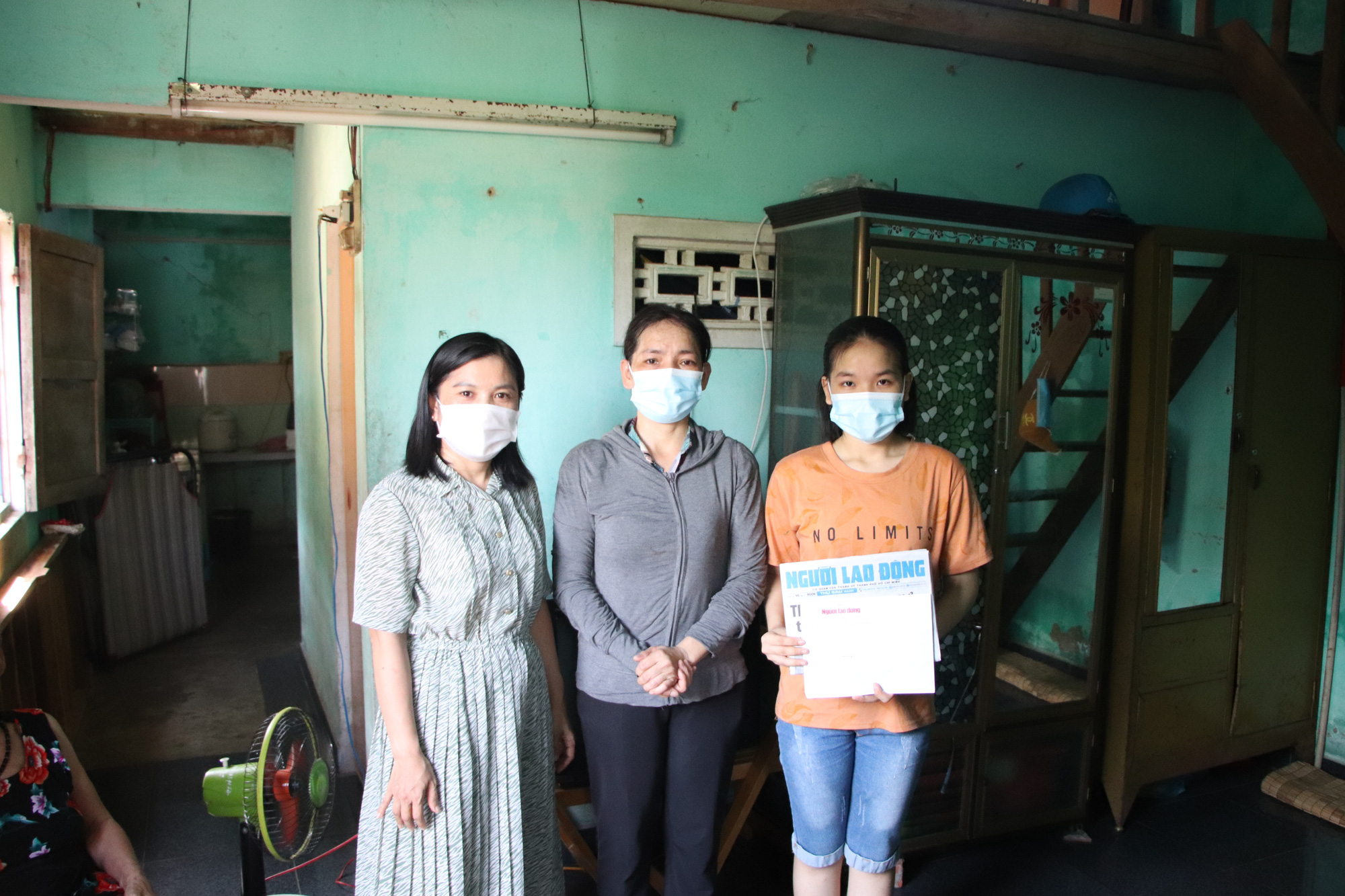 B&aacute;o Người Lao Động trao 40,88 triệu đồng cho c&ocirc; học tr&ograve; ngh&egrave;o ở Quảng Nam - Ảnh 2.