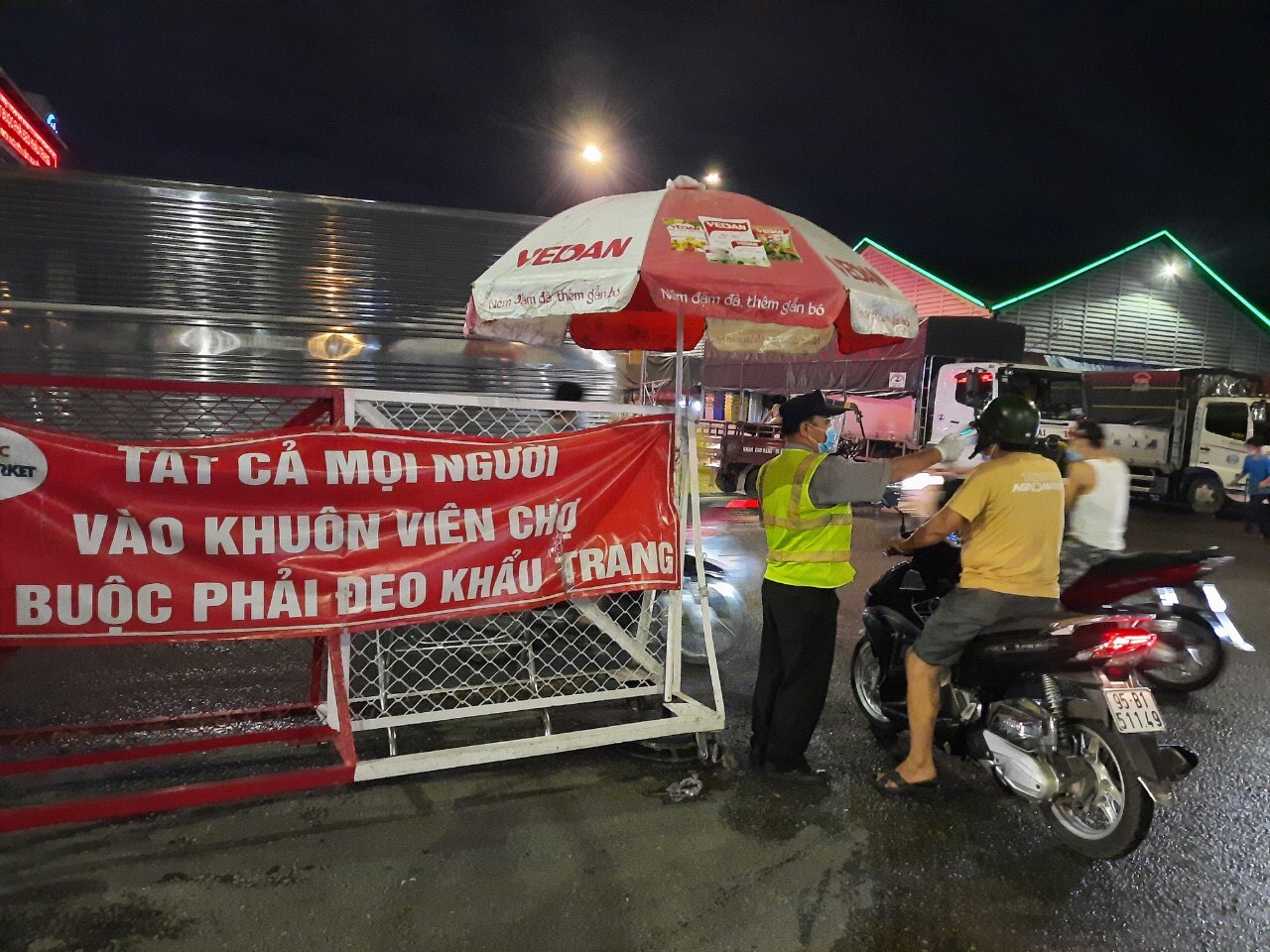 Sẽ xử phạt thương nhân, khách hàng không đeo khẩu trang, không khai báo y tế… vào chợ đầu mối
