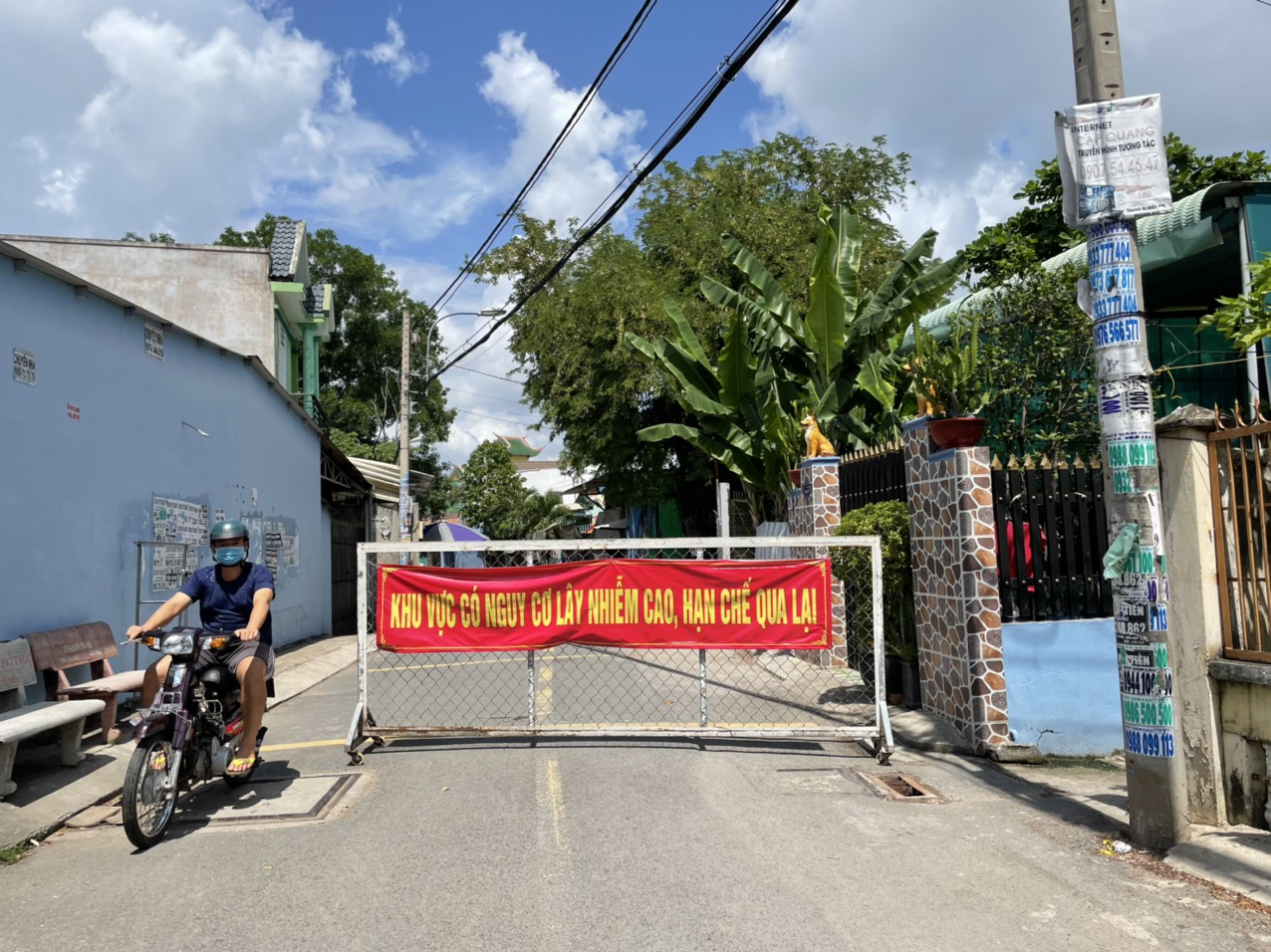TP HCM: C&aacute;c sạp chợ b&aacute;n gi&agrave;y d&eacute;p, quần &aacute;o... đồng loạt đ&oacute;ng cửa để chống dịch - Ảnh 18.