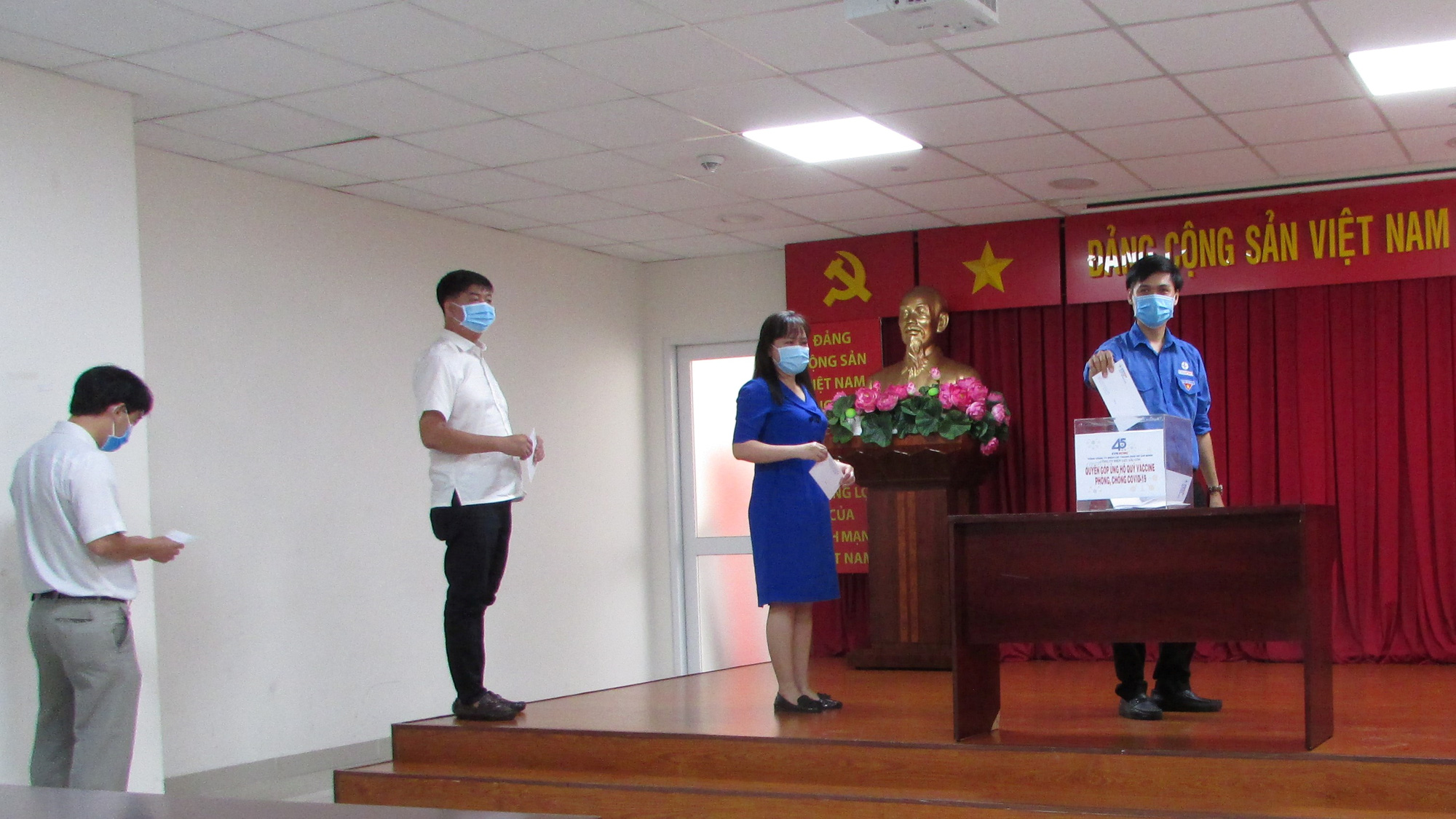 EVNHCMC ủng hộ 1 tỉ đồng cho Quỹ ph&ograve;ng chống Covid-19 - Ảnh 2.