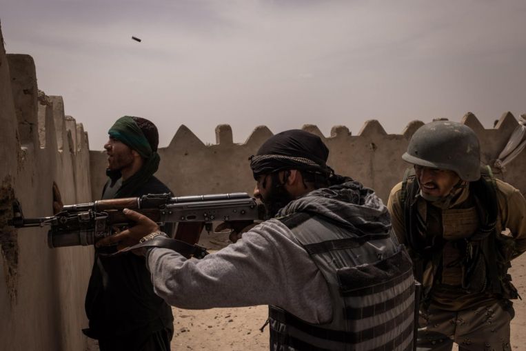 Lãnh chúa và dân thường cầm vũ khí sống chết với Taliban