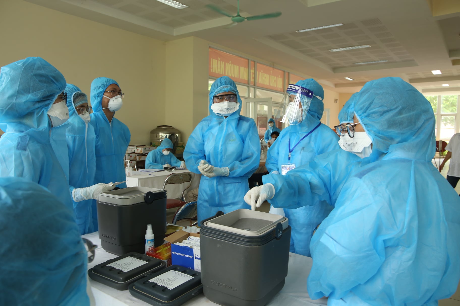 Phát hiện 4 nhân viên y tế dương tính SARS-CoV-2