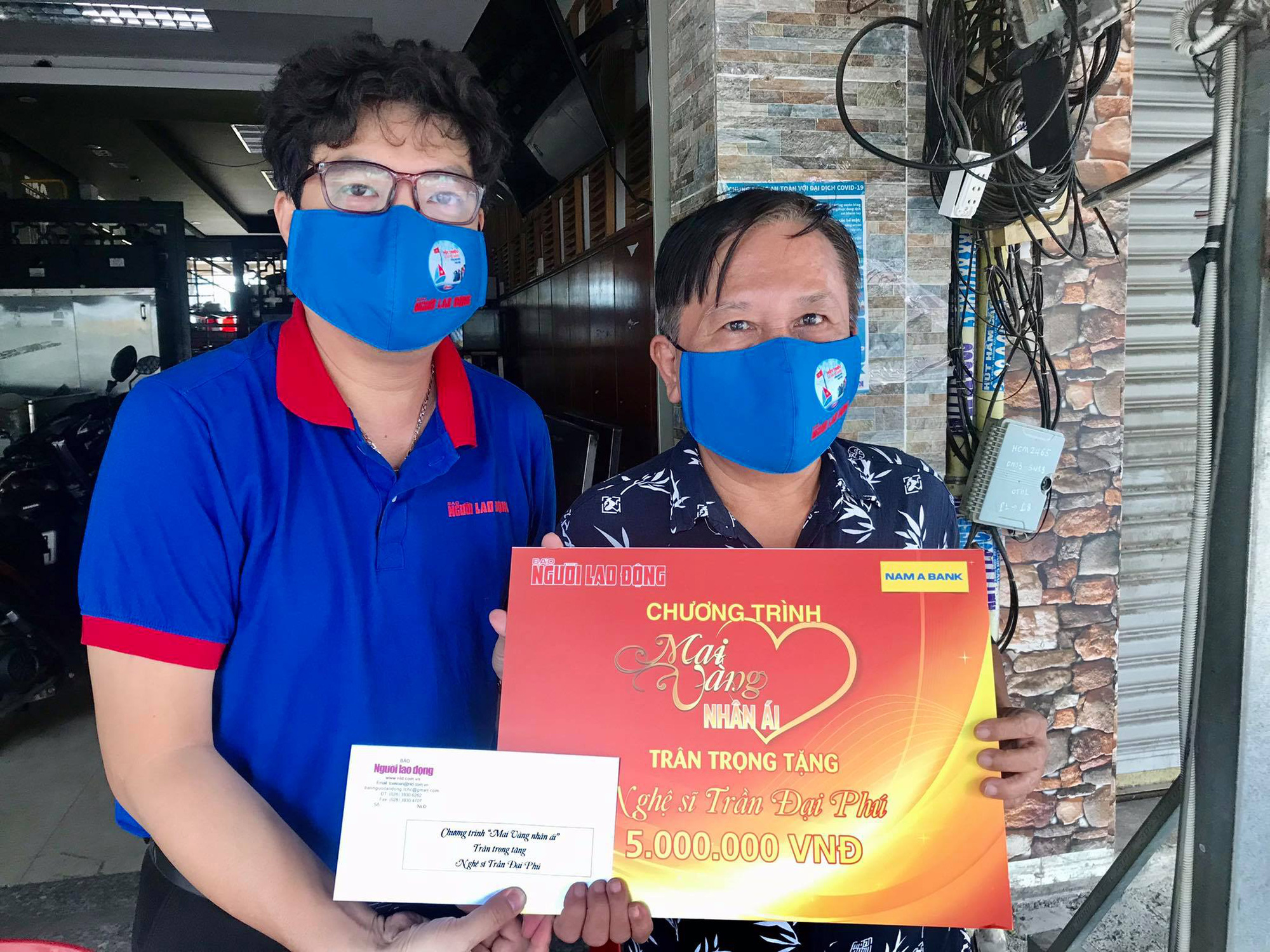 "Mai Vàng nhân ái" thăm nghệ sĩ hát bội Mỹ Kim và nhà báo Trần Đại Phú
