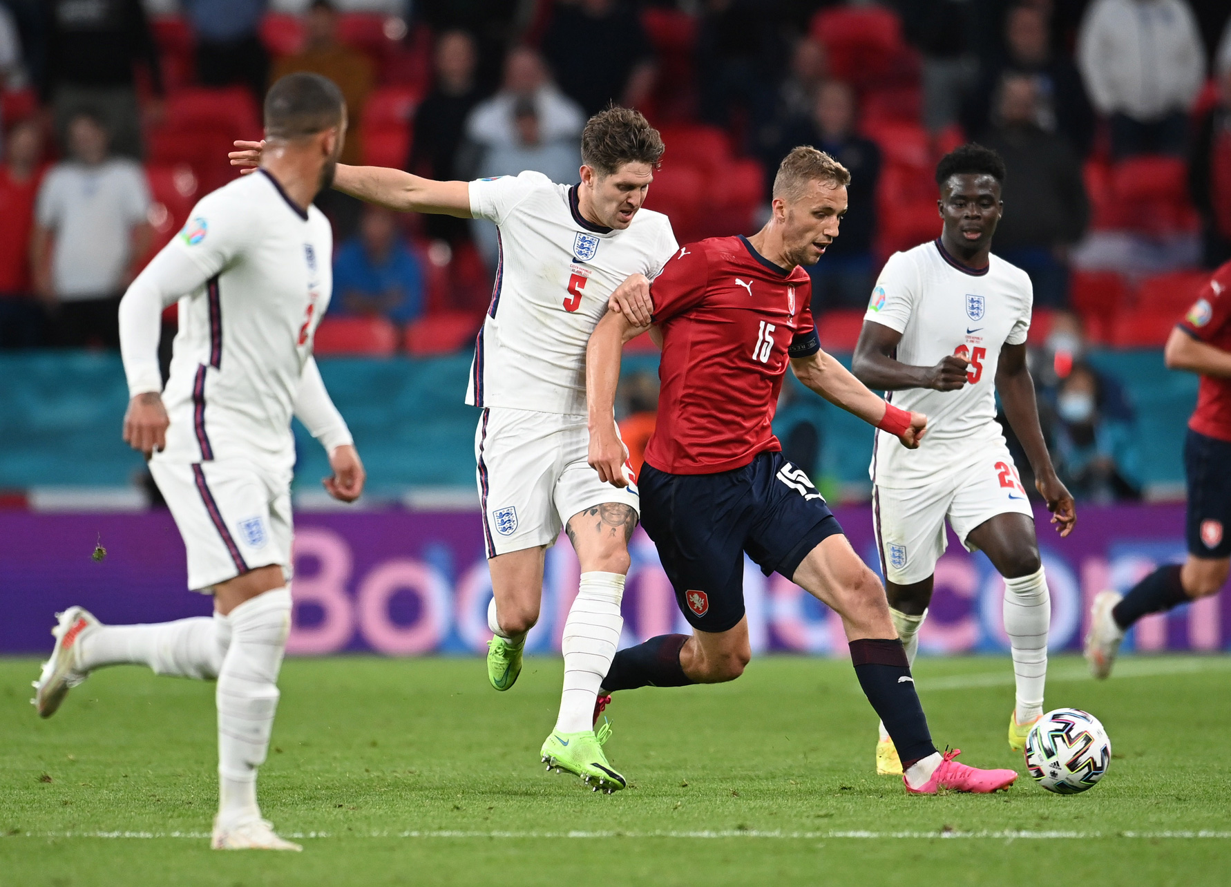 Raheem Sterling tỏa s&aacute;ng, tuyển Anh bất bại v&agrave;o v&ograve;ng 1/8 Euro 2020 - Ảnh 4.