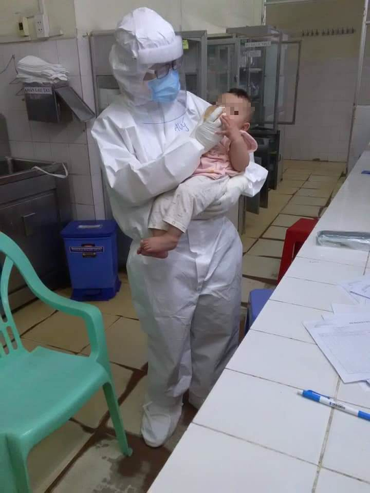X&uacute;c động nữ b&aacute;c sĩ vắt sữa nu&ocirc;i bệnh nhi Covid-19 xa mẹ - Ảnh 1.