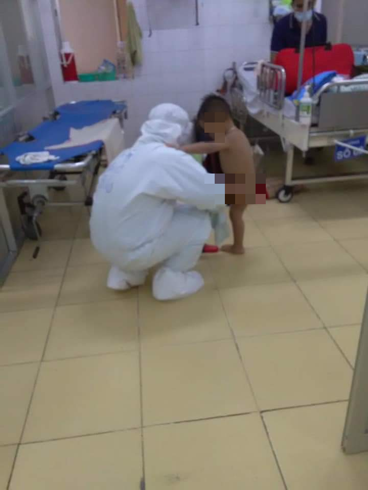 X&uacute;c động nữ b&aacute;c sĩ vắt sữa nu&ocirc;i bệnh nhi Covid-19 xa mẹ - Ảnh 2.