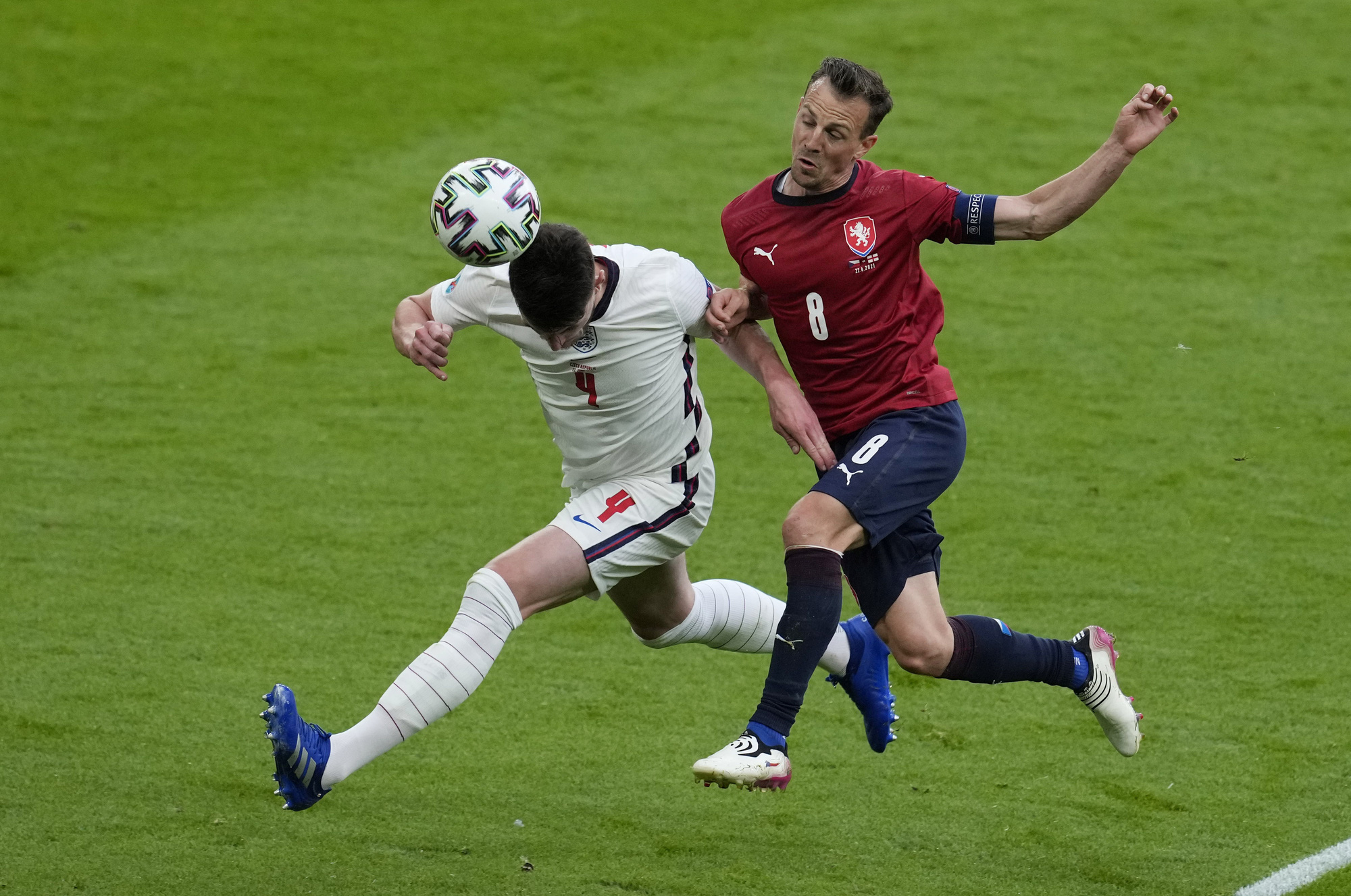 Raheem Sterling tỏa s&aacute;ng, tuyển Anh bất bại v&agrave;o v&ograve;ng 1/8 Euro 2020 - Ảnh 1.