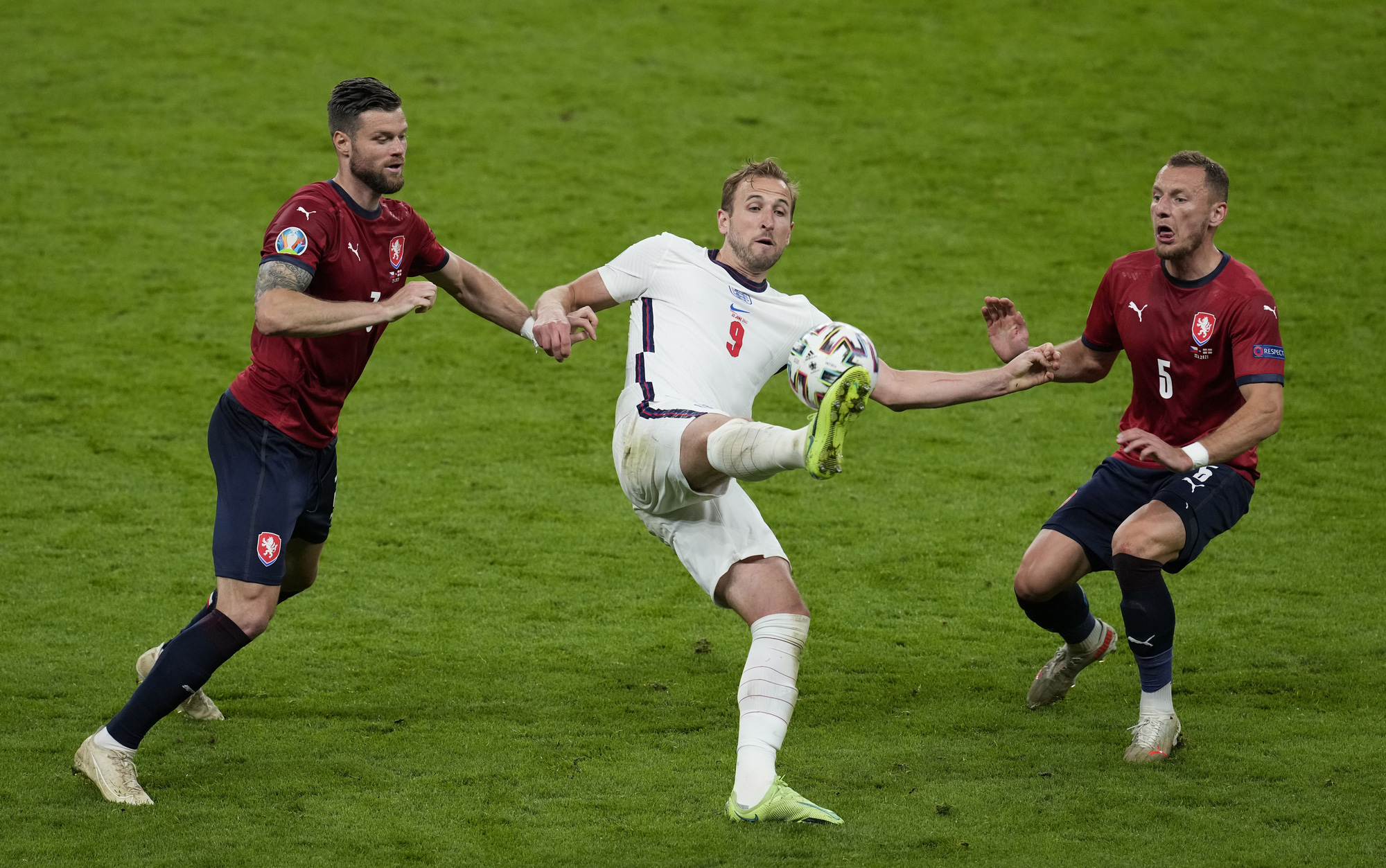 Raheem Sterling tỏa s&aacute;ng, tuyển Anh bất bại v&agrave;o v&ograve;ng 1/8 Euro 2020 - Ảnh 5.