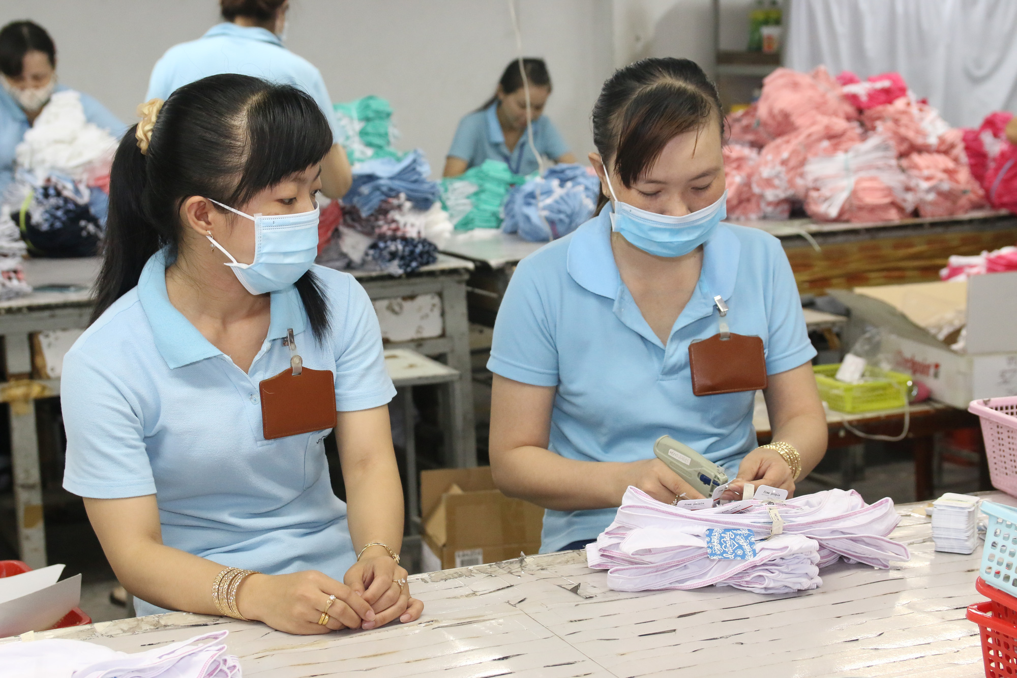 Đề xuất giảm 50% mức hưởng nếu r&uacute;t bảo hiểm x&atilde; hội một lần: Ai hiểu được nỗi vất vả của người lao động? - Ảnh 2.