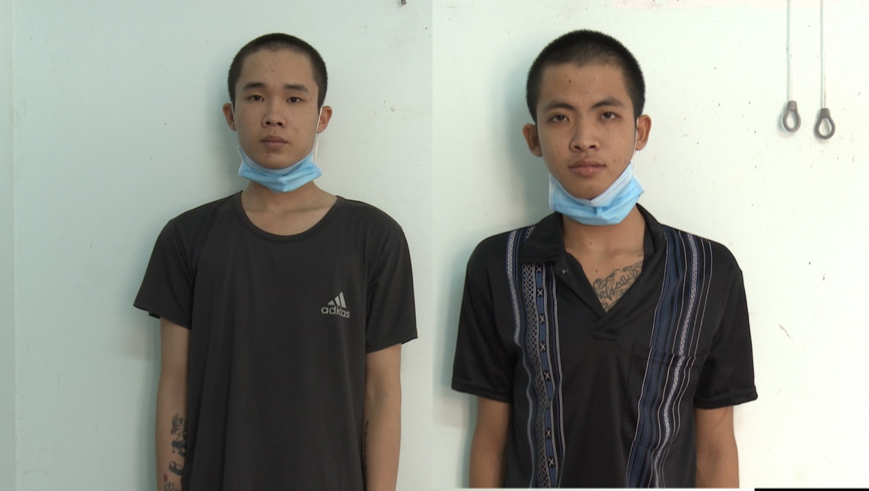 CLIP: Bắt 2 kẻ cướp t&agrave;i sản của người b&aacute;n v&eacute; số để đi nhậu - Ảnh 2.