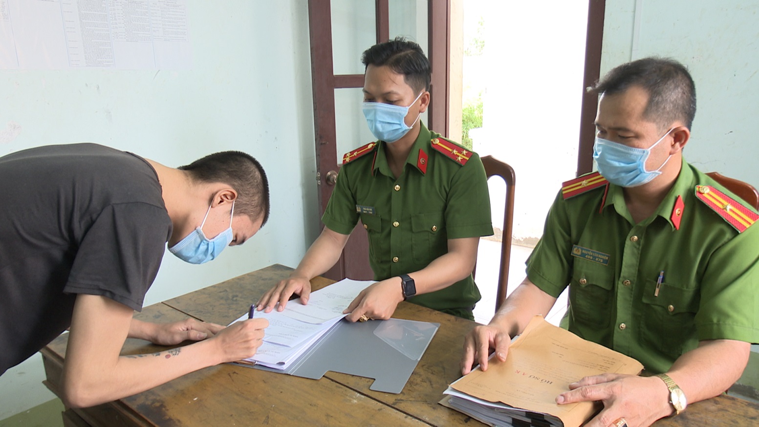 CLIP: Bắt 2 kẻ cướp tài sản của người bán vé số để đi nhậu