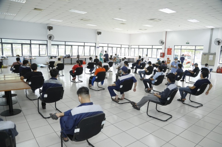 500 c&ocirc;ng nh&acirc;n nh&agrave; m&aacute;y bia S&agrave;i G&ograve;n ở Củ Chi được ti&ecirc;m vaccine ph&ograve;ng Covid-19 - Ảnh 1.
