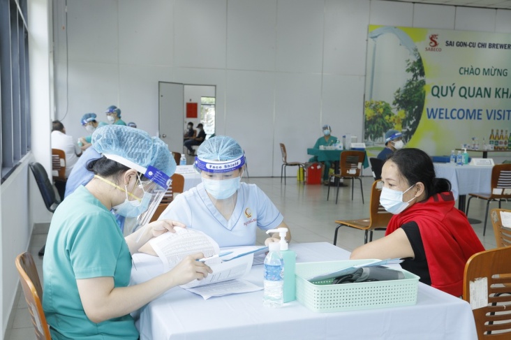 500 c&ocirc;ng nh&acirc;n nh&agrave; m&aacute;y bia S&agrave;i G&ograve;n ở Củ Chi được ti&ecirc;m vaccine ph&ograve;ng Covid-19 - Ảnh 3.