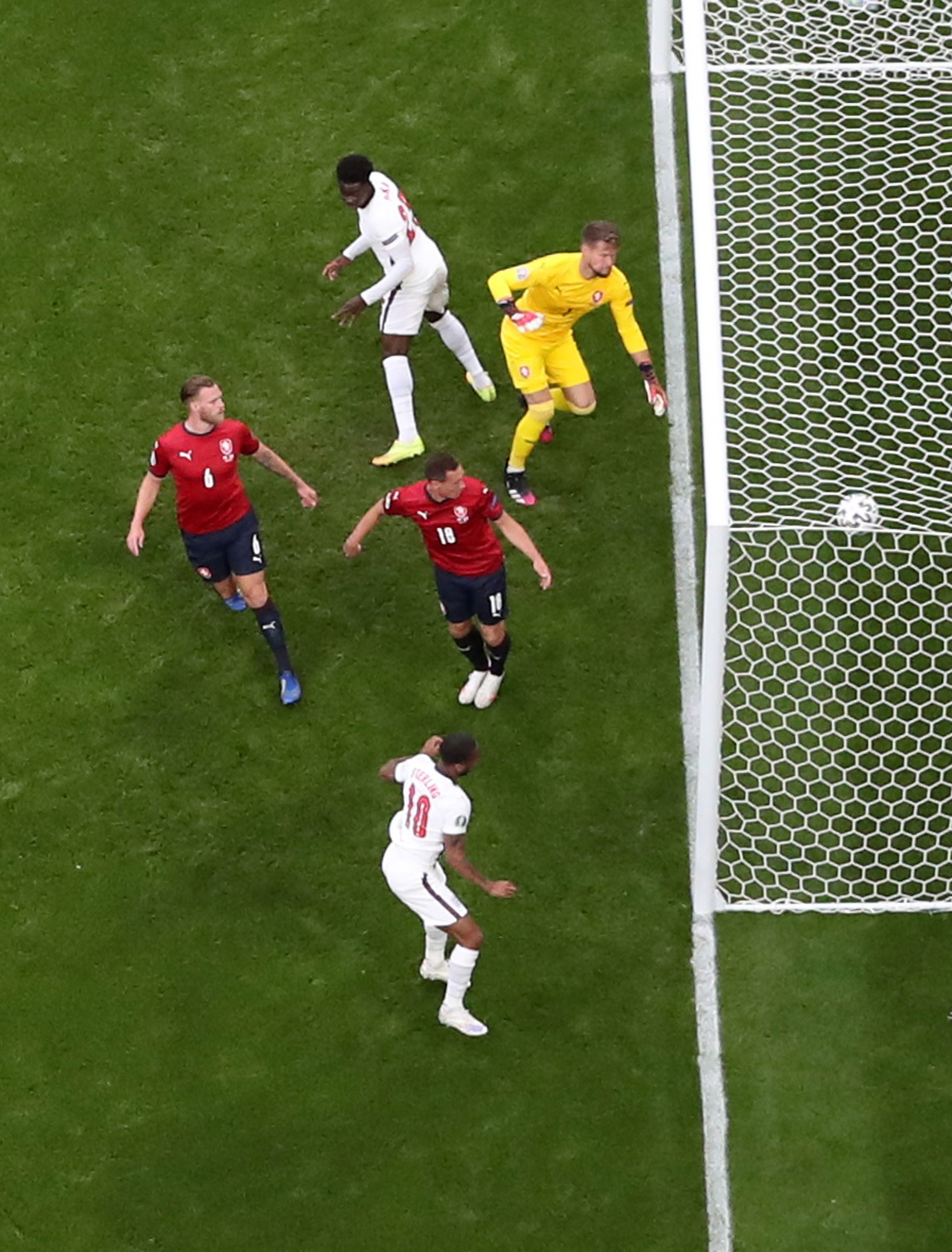 Raheem Sterling tỏa s&aacute;ng, tuyển Anh bất bại v&agrave;o v&ograve;ng 1/8 Euro 2020 - Ảnh 2.