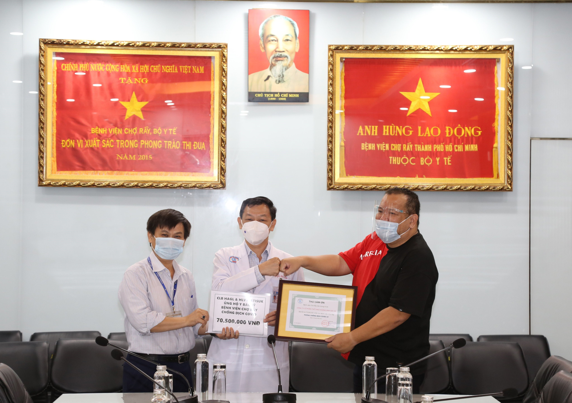 HLV Kiatisak bán đấu giá áo để chung tay phòng, chống dịch Covid-19