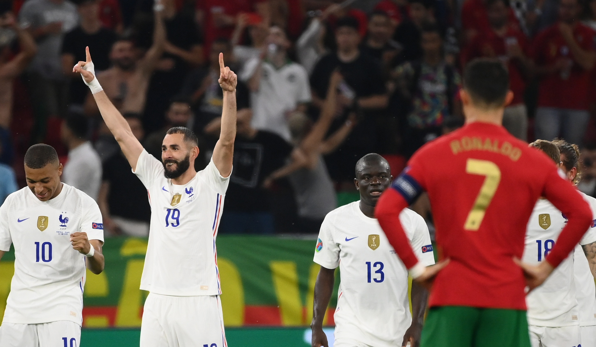 Ronaldo lập 3 kỷ lục, Bồ Đ&agrave;o Nha v&agrave;o v&ograve;ng 1/8 Euro 2020 chạm tr&aacute;n Bỉ - Ảnh 5.