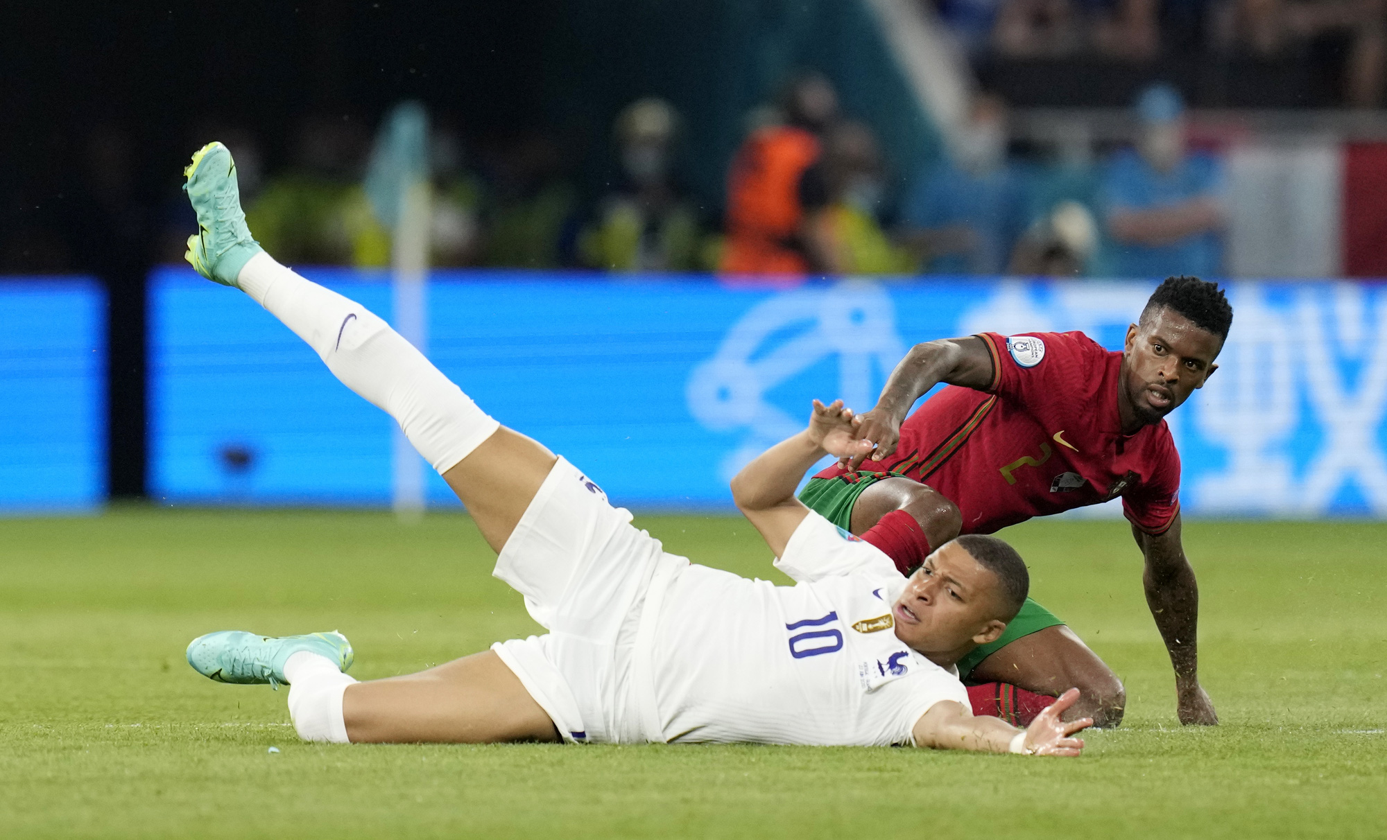 Ronaldo lập 3 kỷ lục, Bồ Đ&agrave;o Nha v&agrave;o v&ograve;ng 1/8 Euro 2020 chạm tr&aacute;n Bỉ - Ảnh 1.