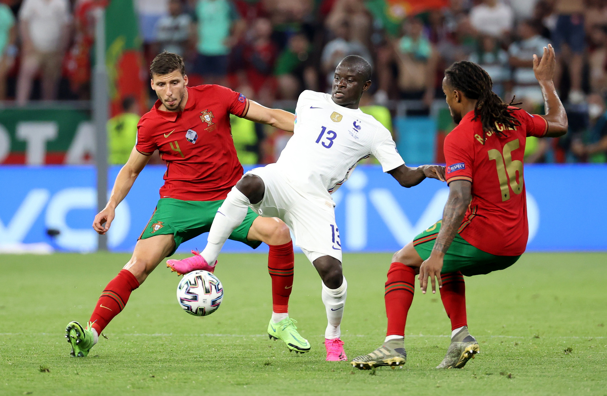 Ronaldo lập 3 kỷ lục, Bồ Đ&agrave;o Nha v&agrave;o v&ograve;ng 1/8 Euro 2020 chạm tr&aacute;n Bỉ - Ảnh 2.