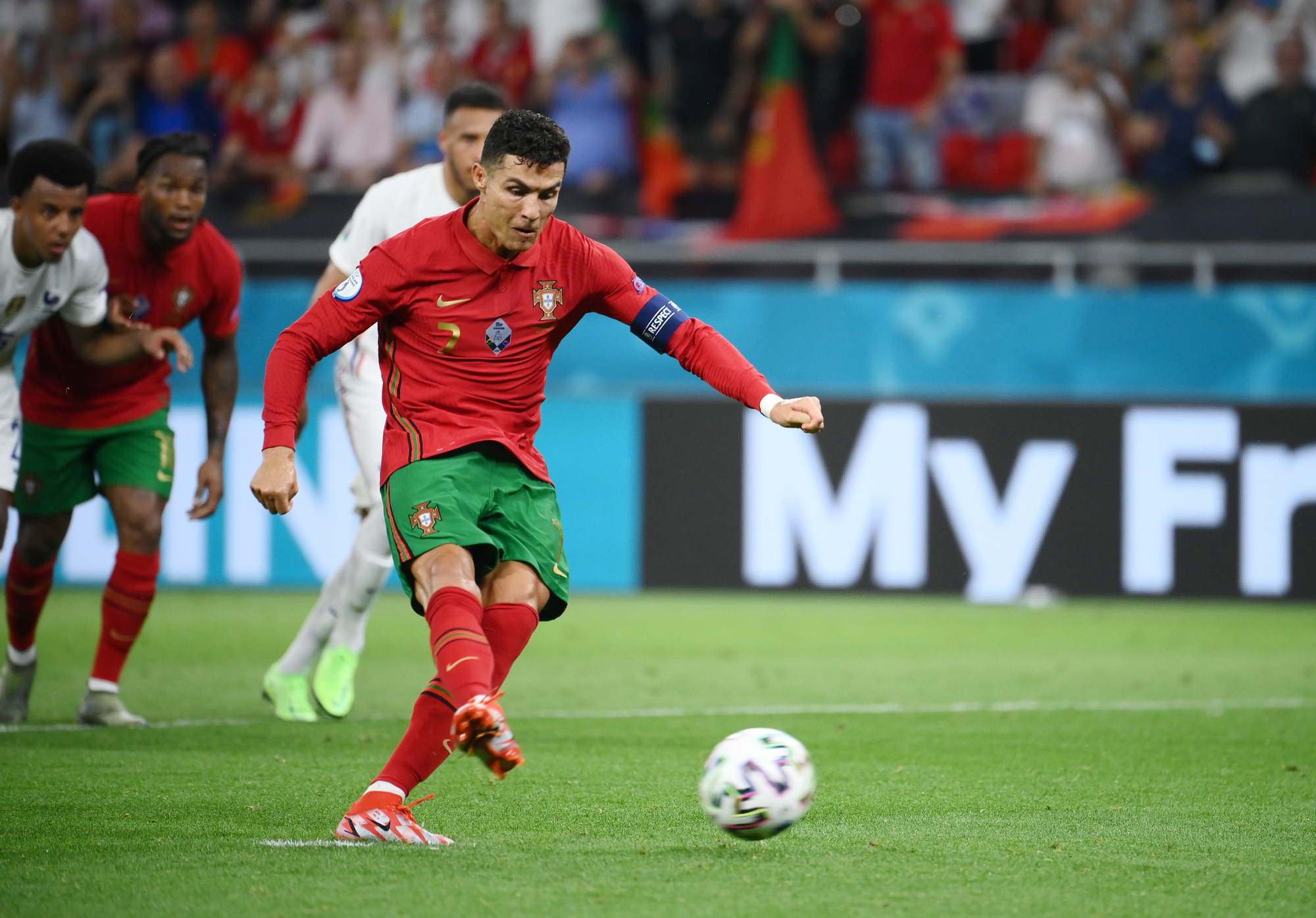 Ronaldo lập 3 kỷ lục, Bồ Đ&agrave;o Nha v&agrave;o v&ograve;ng 1/8 Euro 2020 chạm tr&aacute;n Bỉ - Ảnh 8.