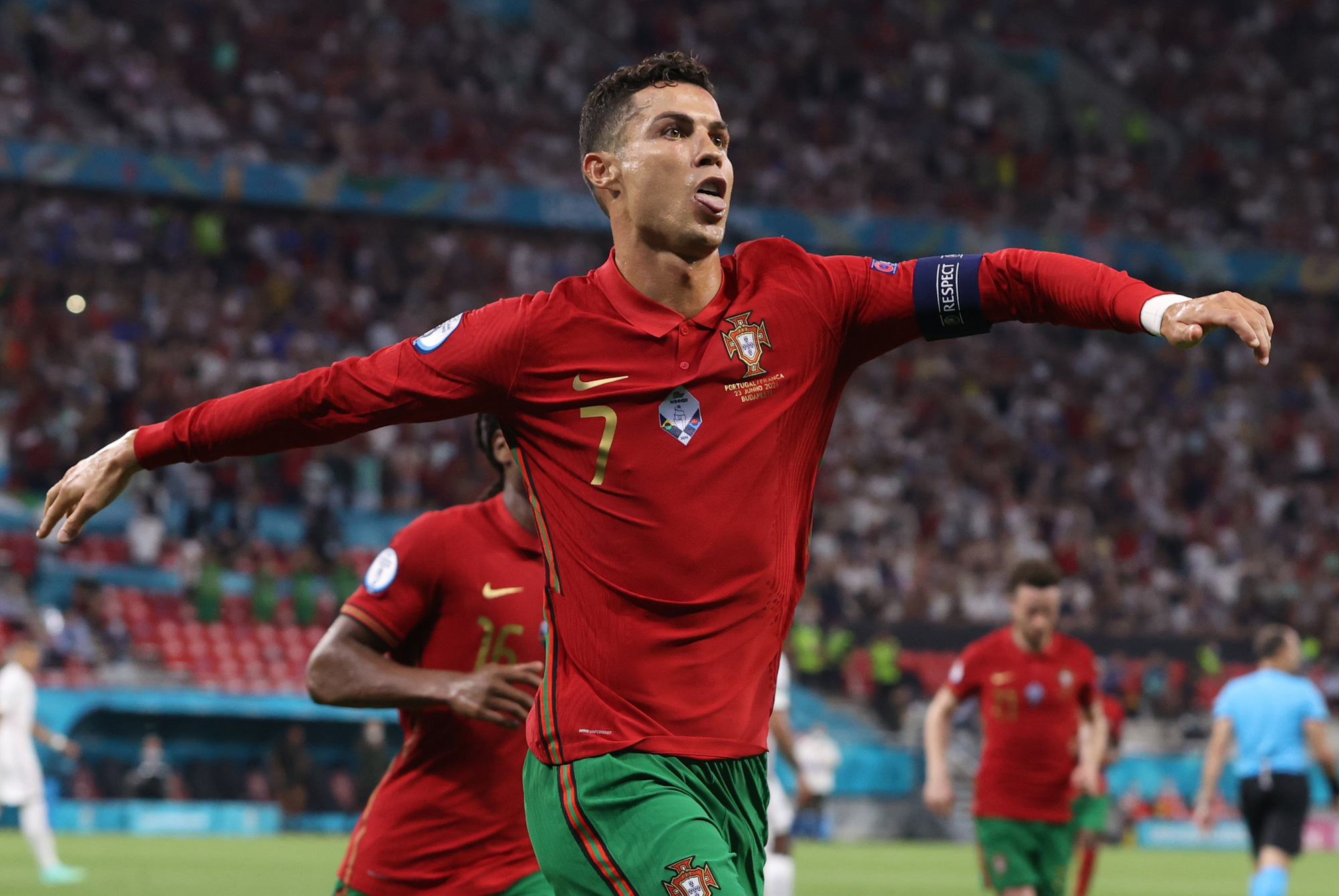 Ronaldo lập 3 kỷ lục, Bồ Đ&agrave;o Nha v&agrave;o v&ograve;ng 1/8 Euro 2020 chạm tr&aacute;n Bỉ - Ảnh 9.