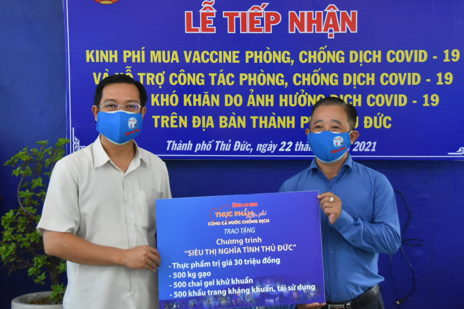Tặng thực phẩm và vật tư y tế cho TP Thủ Đức