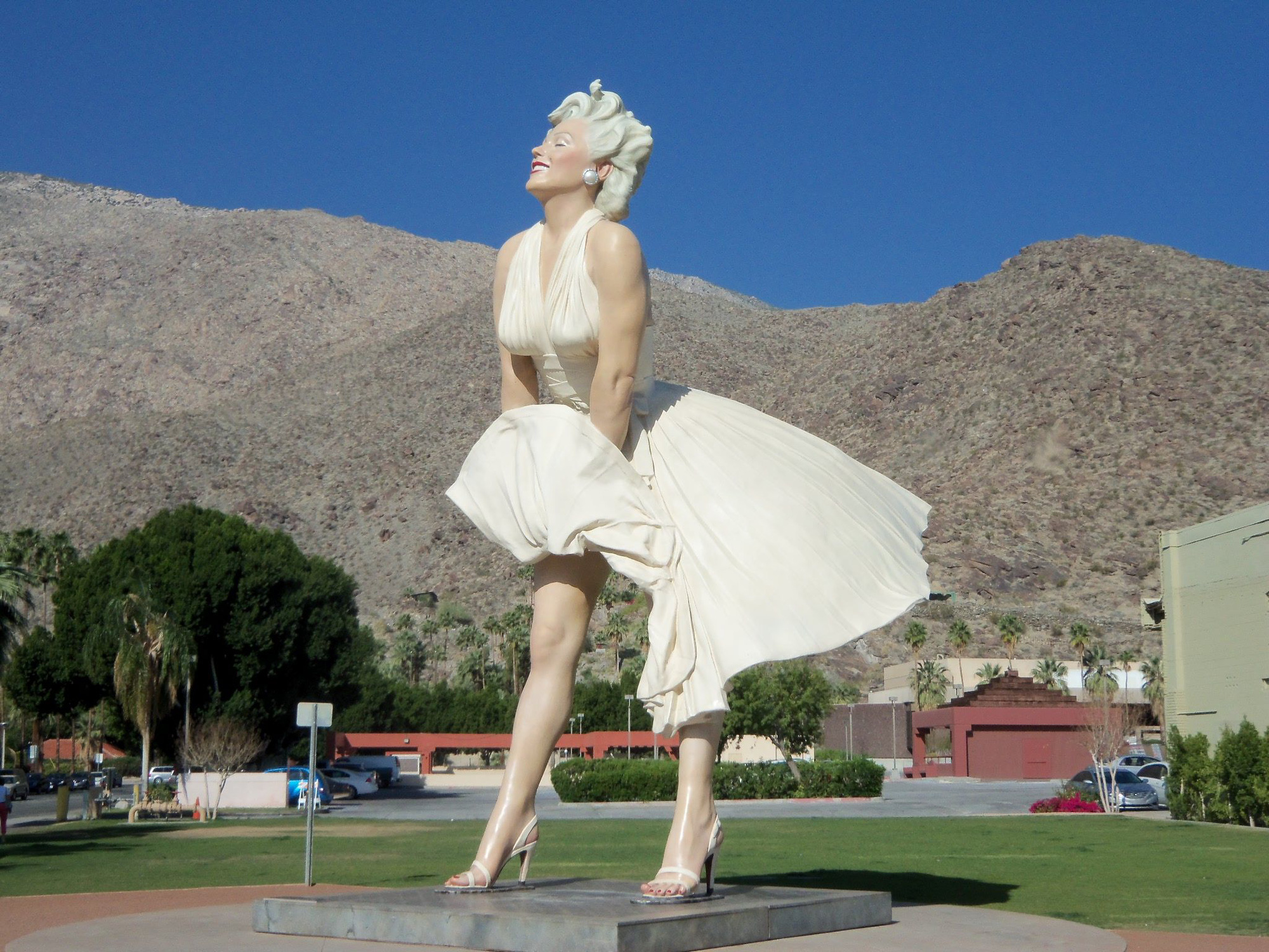 Bị phản đối, tượng Marilyn Monroe &ldquo;tốc v&aacute;y&rdquo; vẫn được đặt ở nơi c&ocirc;ng cộng - Ảnh 1.