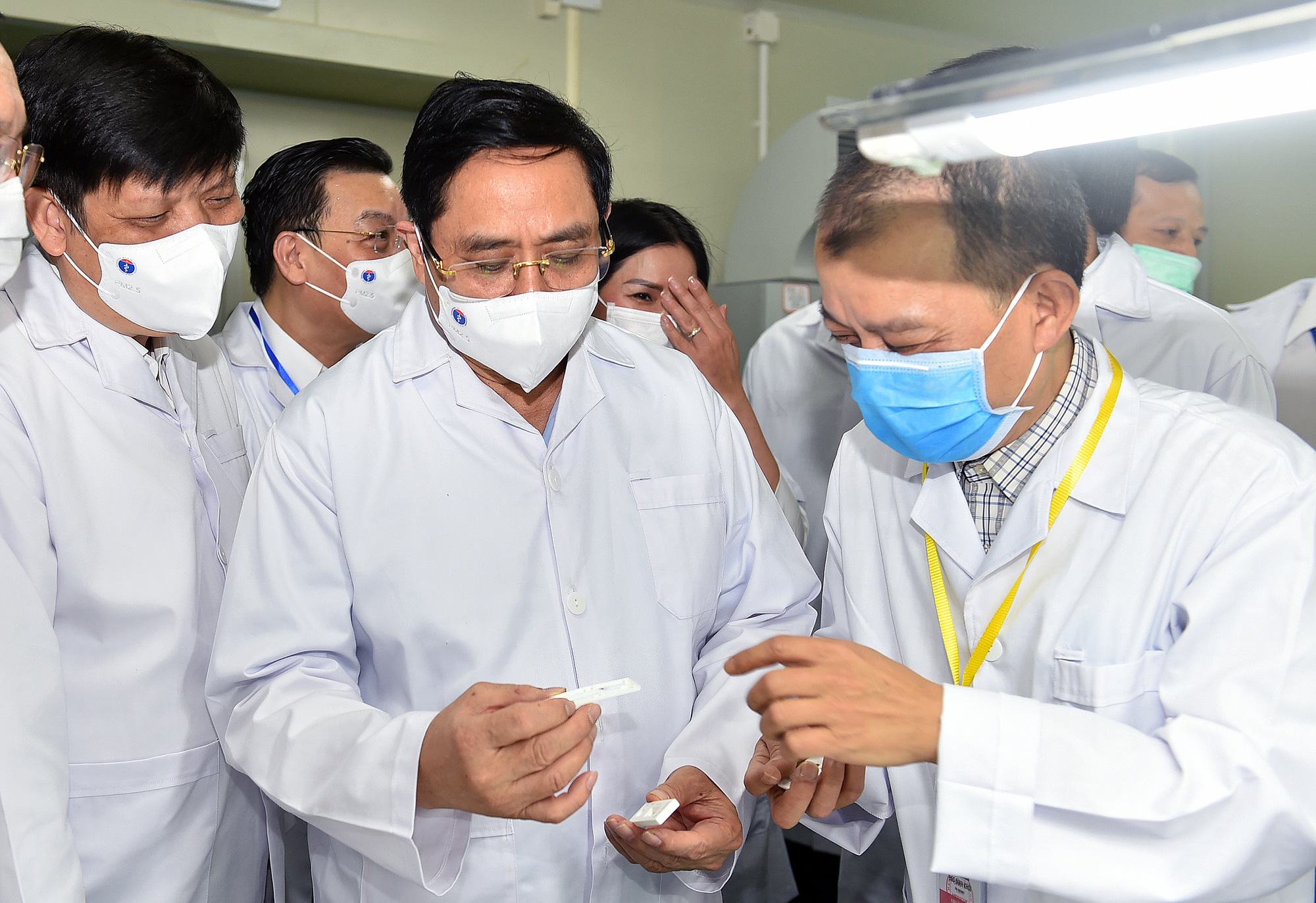 Thủ tướng: Chậm nhất tháng 6-2022 phải có vắc-xin ngừa Covid-19 sản xuất trong nước
