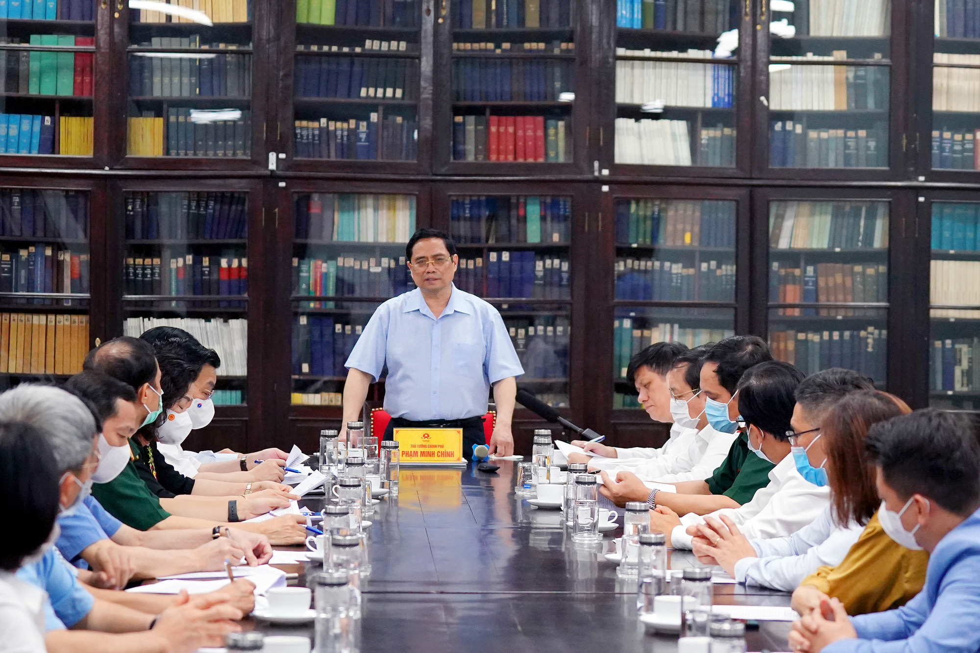 Thủ tướng: Chậm nhất th&aacute;ng 6-2022, phải c&oacute; vắc-xin ngừa Covid-19 sản xuất trong nước - Ảnh 2.