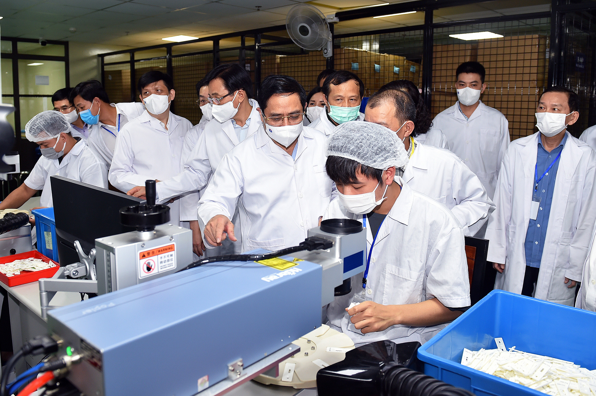 Thủ tướng: Chậm nhất th&aacute;ng 6-2022, phải c&oacute; vắc-xin ngừa Covid-19 sản xuất trong nước - Ảnh 3.