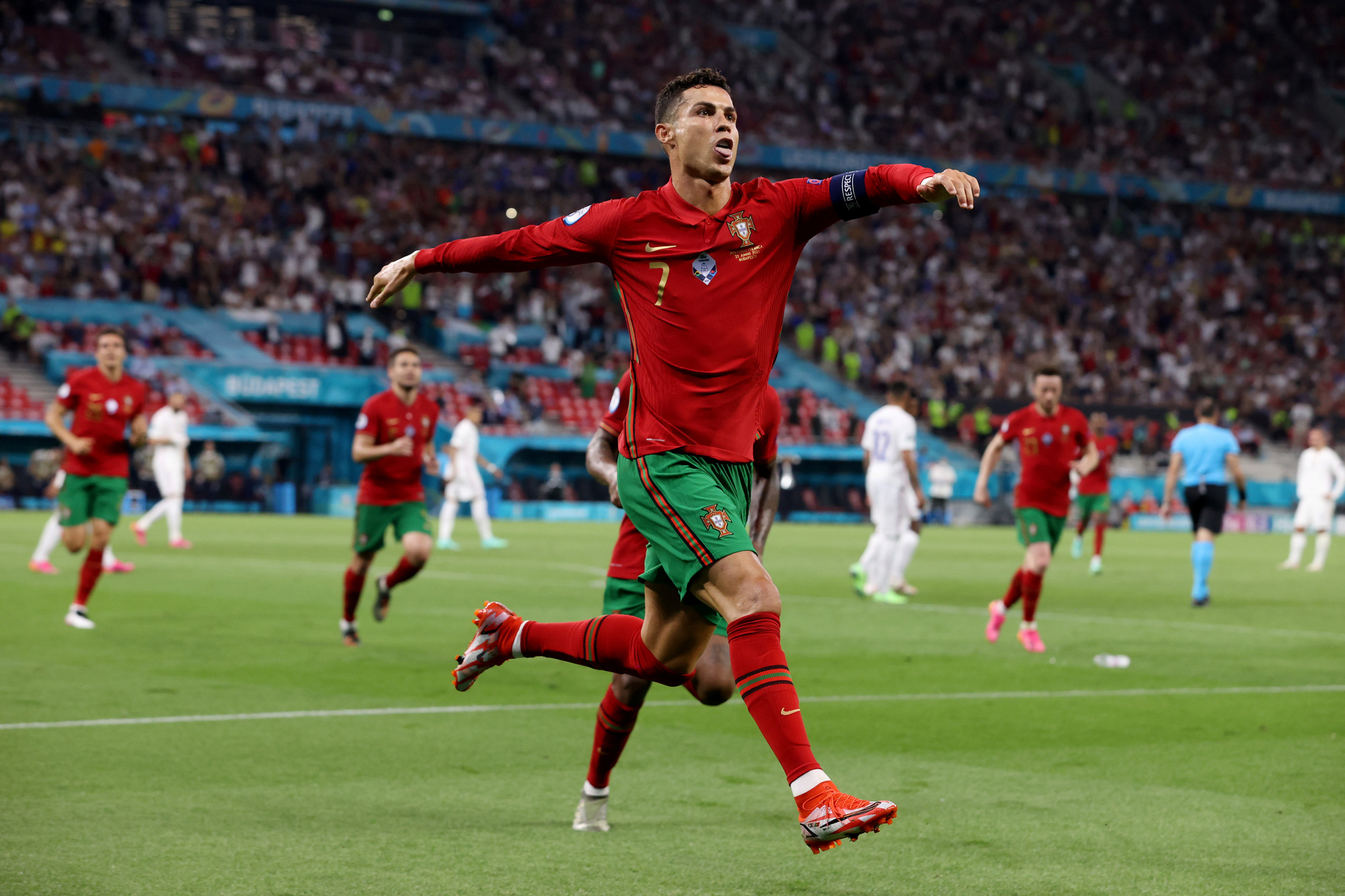Si&ecirc;u sao Ronaldo được s&aacute;ch kỷ lục Guinness vinh danh - Ảnh 2.