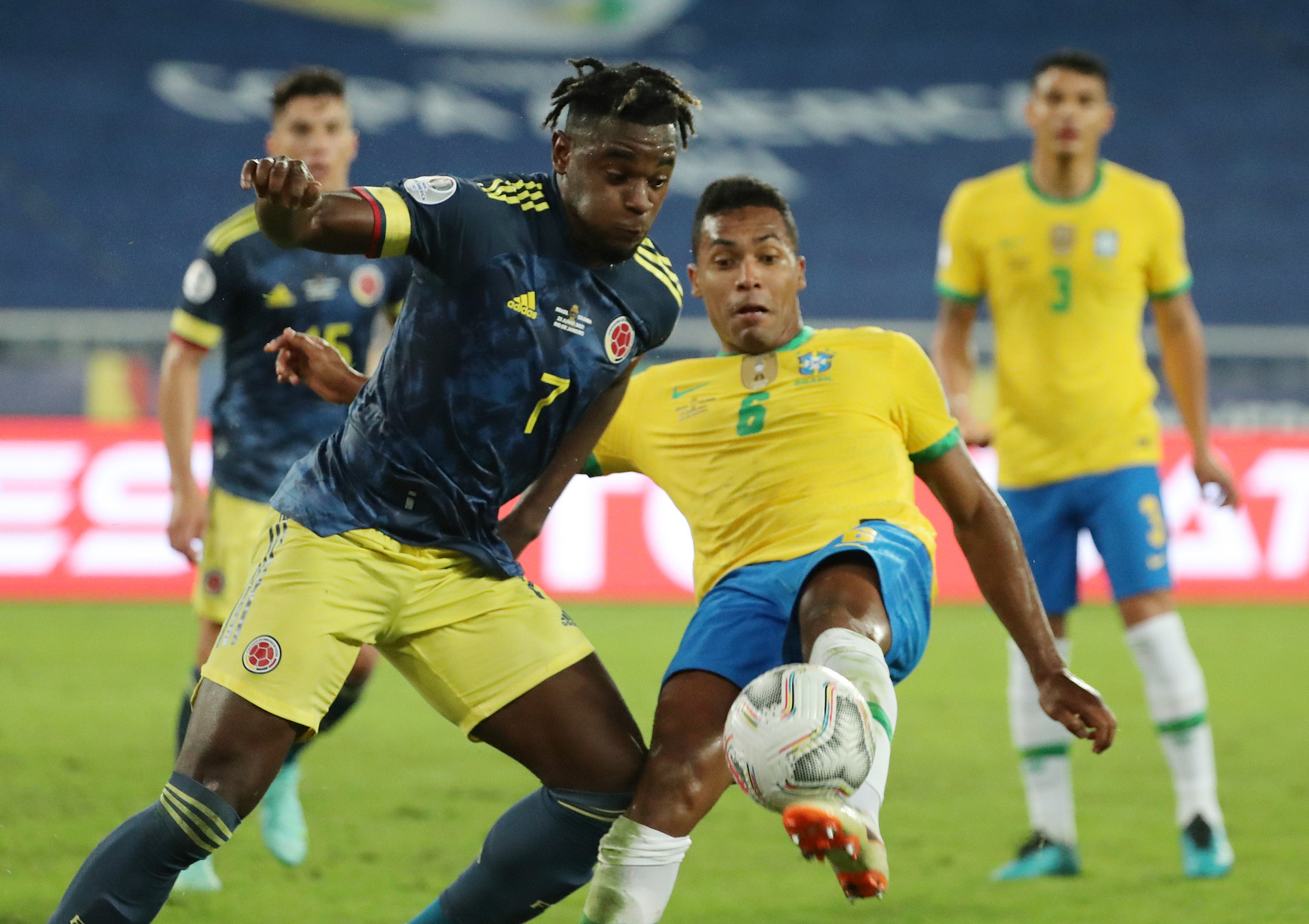 Ngược dòng nghẹt thở hạ Colombia, Brazil giành vé tứ kết Copa America