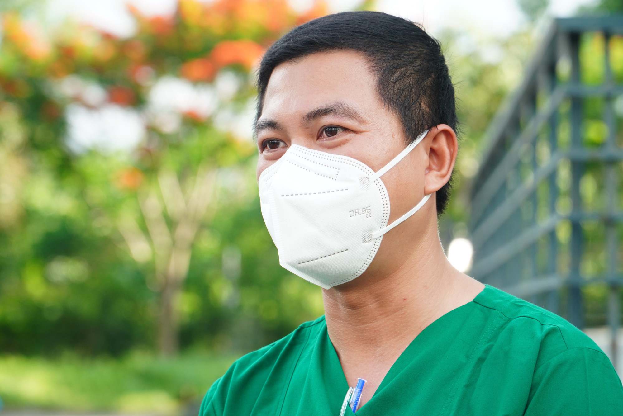 Gặp những chiến binh áo trắng thầm lặng chống dịch - Ảnh 1.