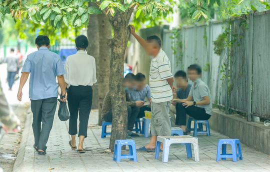 CLIP: Quán trà đá vỉa hè nhộn nhịp trở lại dù chưa được phép hoạt động - Ảnh 6.