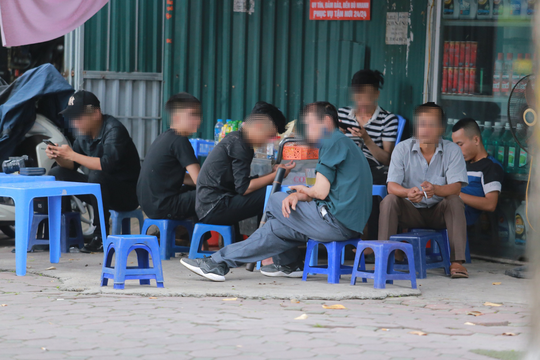 CLIP: Quán trà đá vỉa hè nhộn nhịp trở lại dù chưa được phép hoạt động - Ảnh 10.