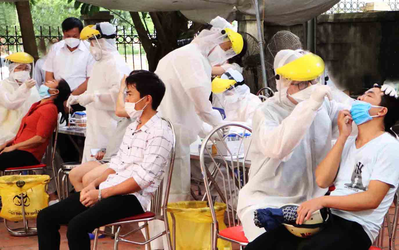 Ph&aacute;t hiện 2 ca Covid-19 trong cộng đồng chưa r&otilde; nguồn l&acirc;y - Ảnh 1.