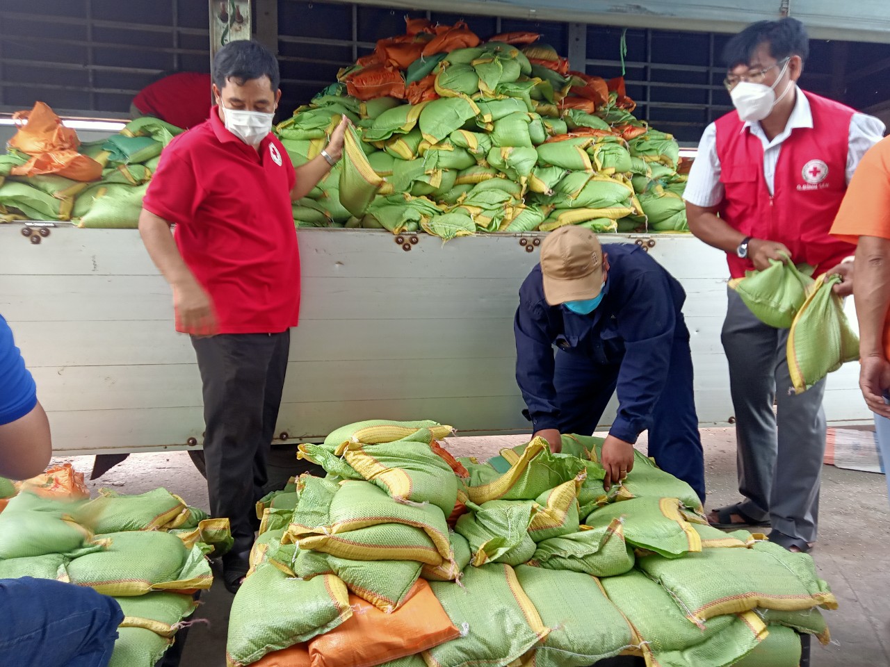 Đắk N&ocirc;ng khởi động chuyến xe nghĩa t&igrave;nh ủng hộ người d&acirc;n TP HCM - Ảnh 6.