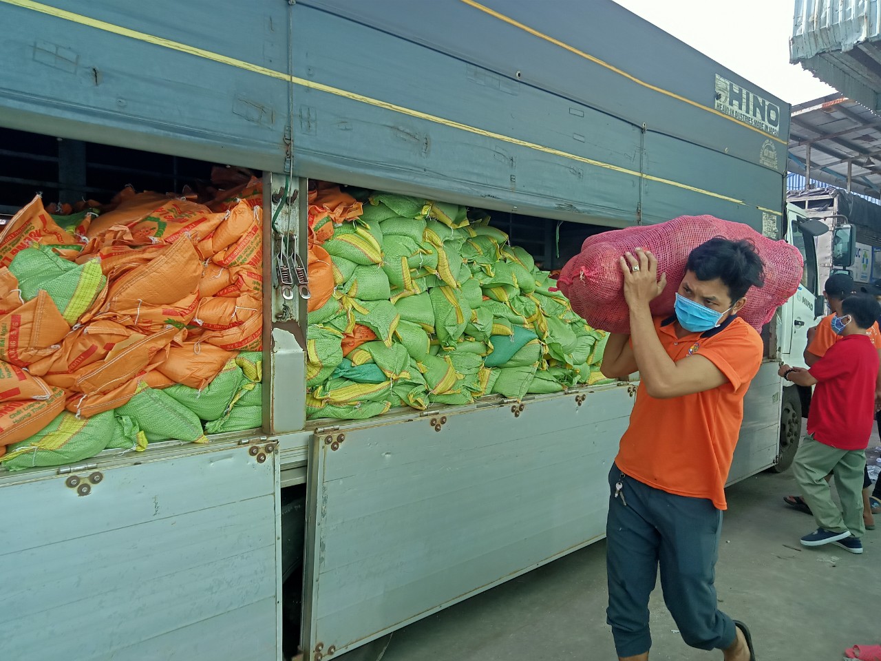 Đắk N&ocirc;ng khởi động chuyến xe nghĩa t&igrave;nh ủng hộ người d&acirc;n TP HCM - Ảnh 4.