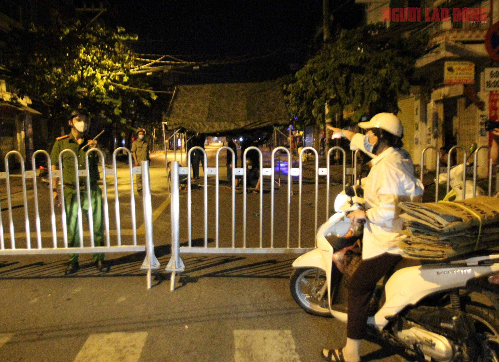 Cận cảnh nội bất xuất, ngoại bất nhập ở 6 địa điểm tại H&oacute;c M&ocirc;n đ&ecirc;m 25-6 - Ảnh 6.