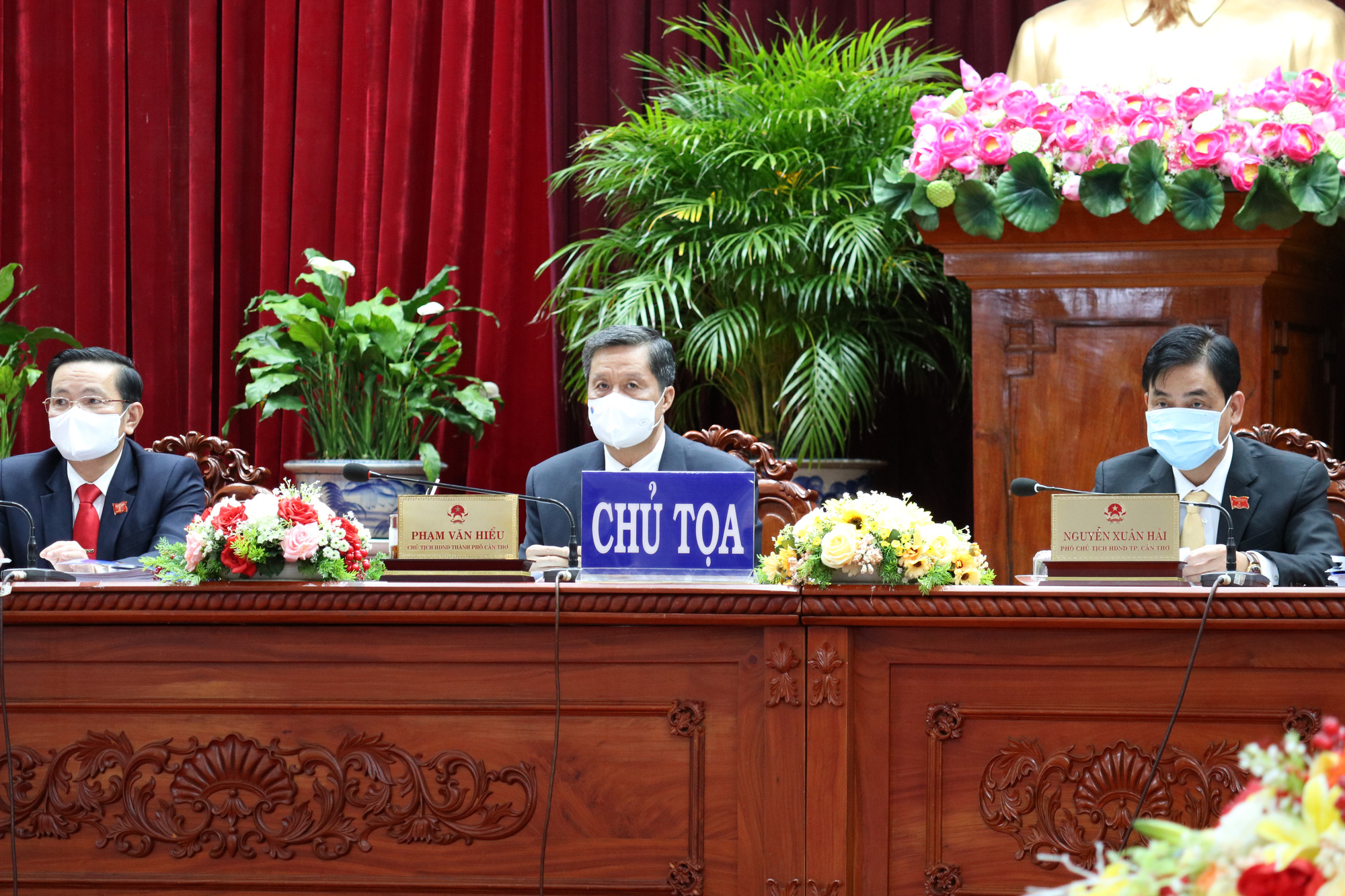 &Ocirc;ng Trần Việt Trường t&aacute;i đắc cử Chủ tịch UBND TP Cần Thơ - Ảnh 1.