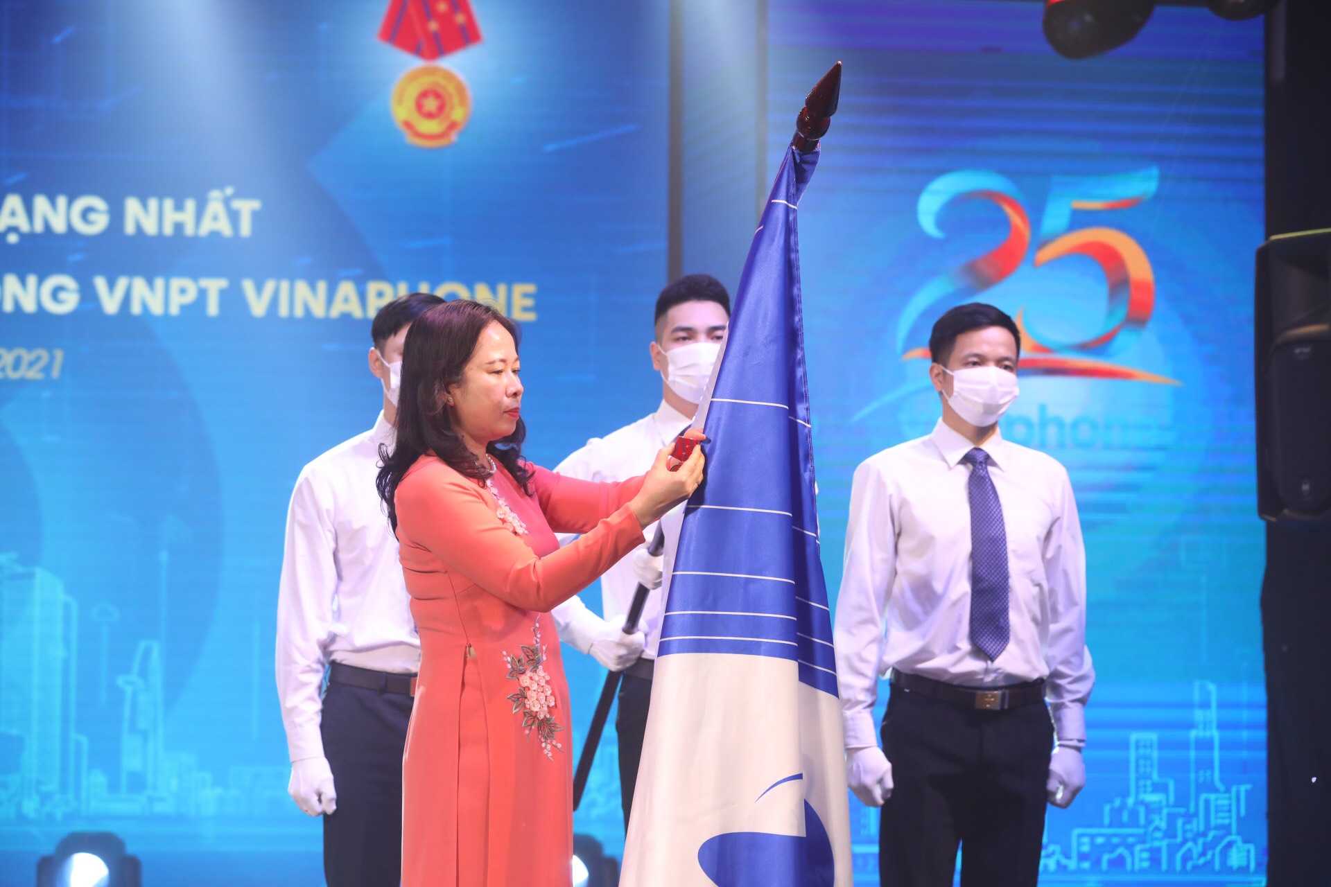 VinaPhone nhận Huân chương Lao động hạng Nhất và kỷ niệm 25 năm thành lập - Ảnh 2.
