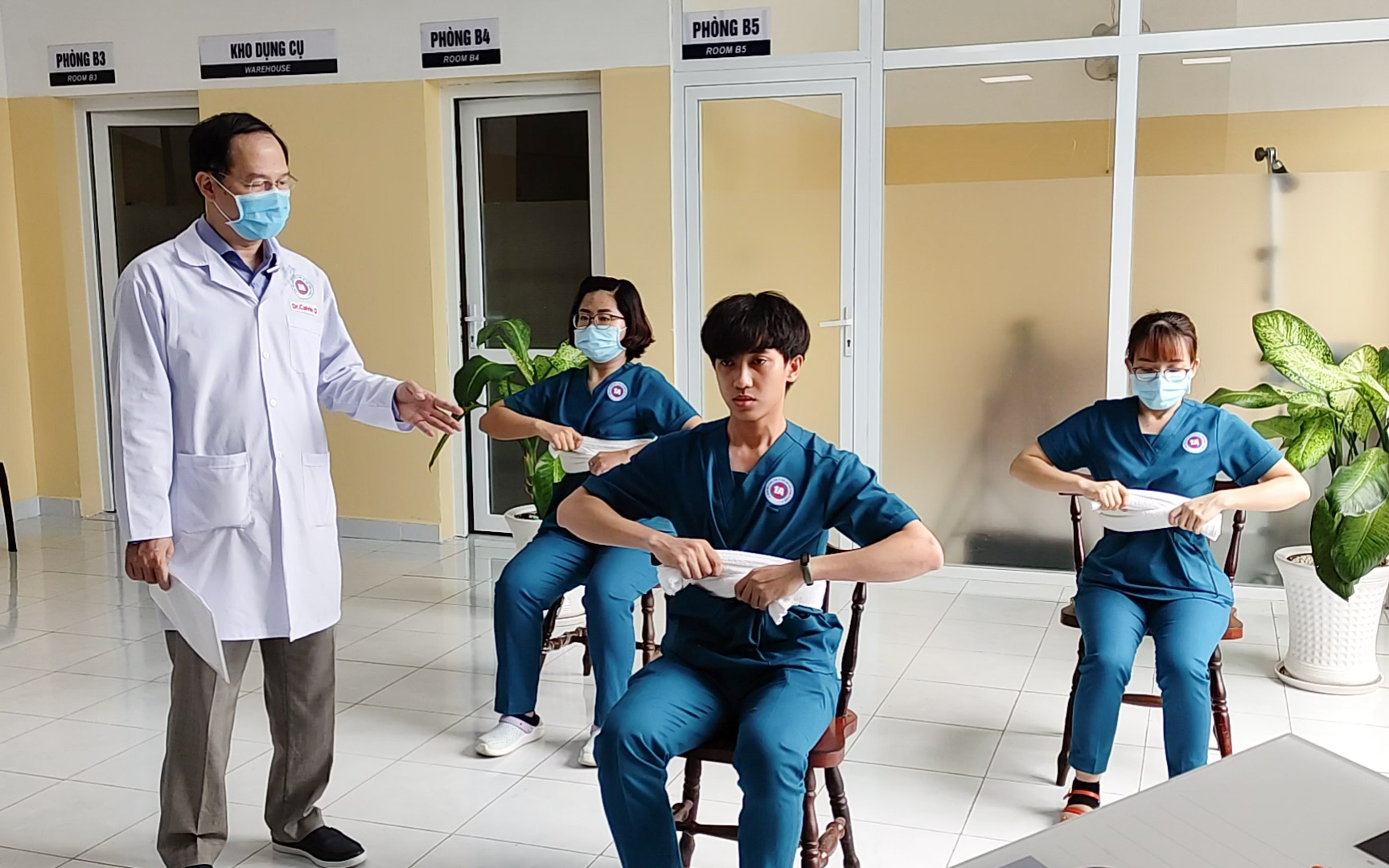 CLIP: Bài tập phục hồi phổi cho bệnh nhân Covid-19 từ bác sĩ về nước với hộ chiếu vắc-xin - Ảnh 1.